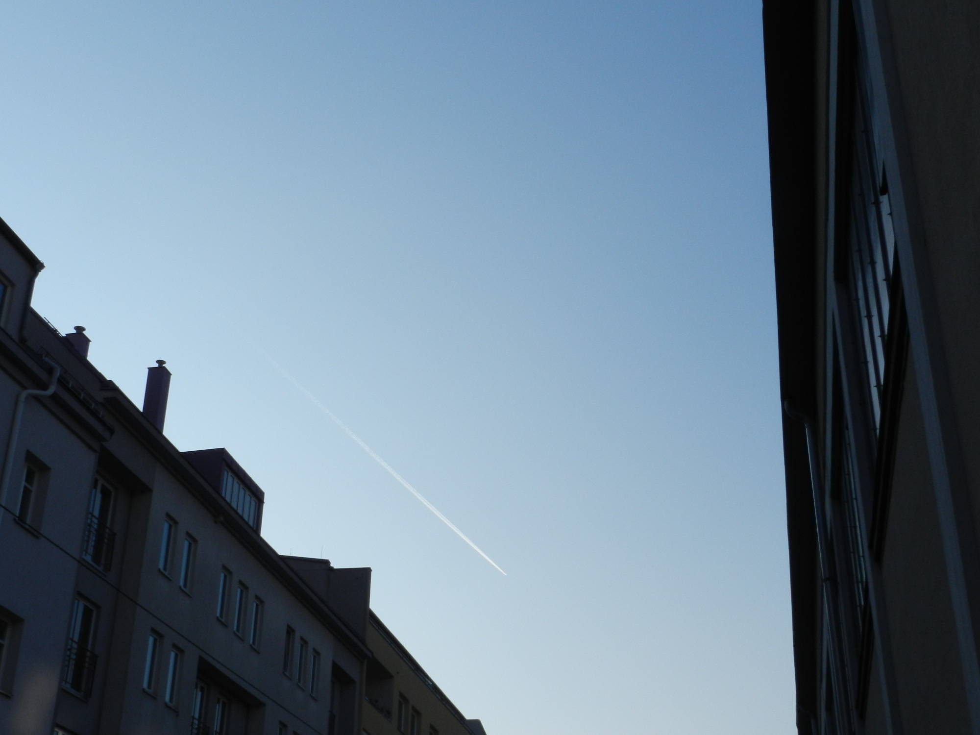 chemtrail zwischen den Häuserfluchten