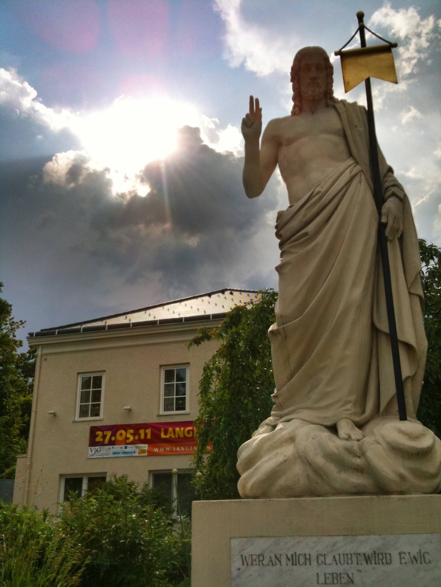 Pfarre Aspern, Sonne bricht durch die Wolken, mangelhaftes HDR