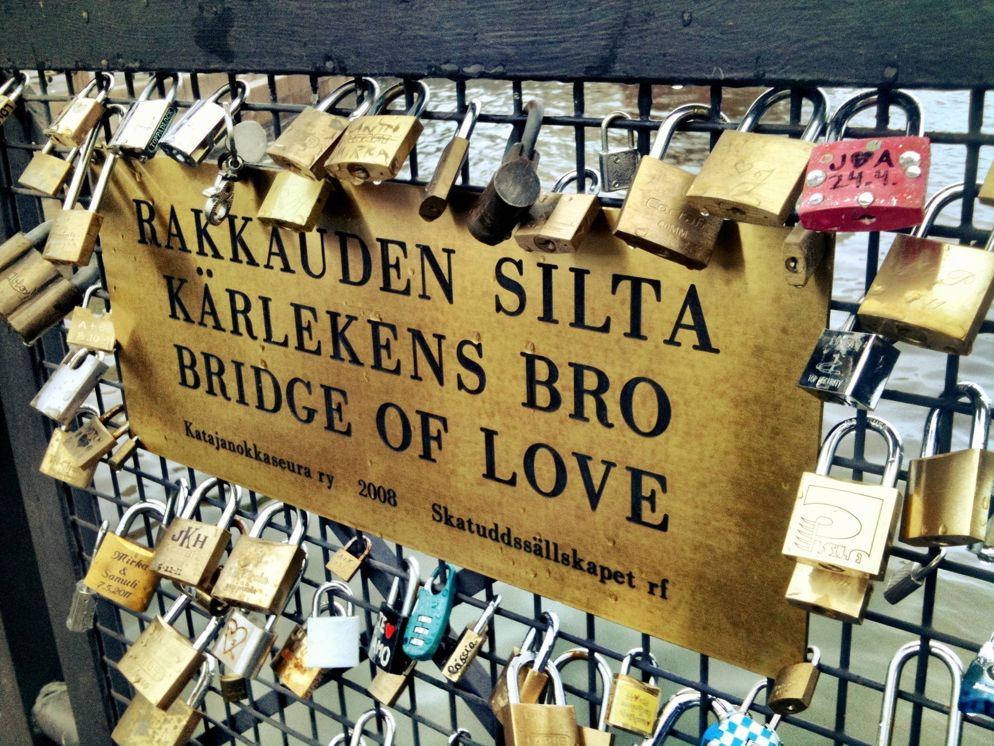 Bridge of Love in Helsinki nahe der Uspenski-Kathedrale