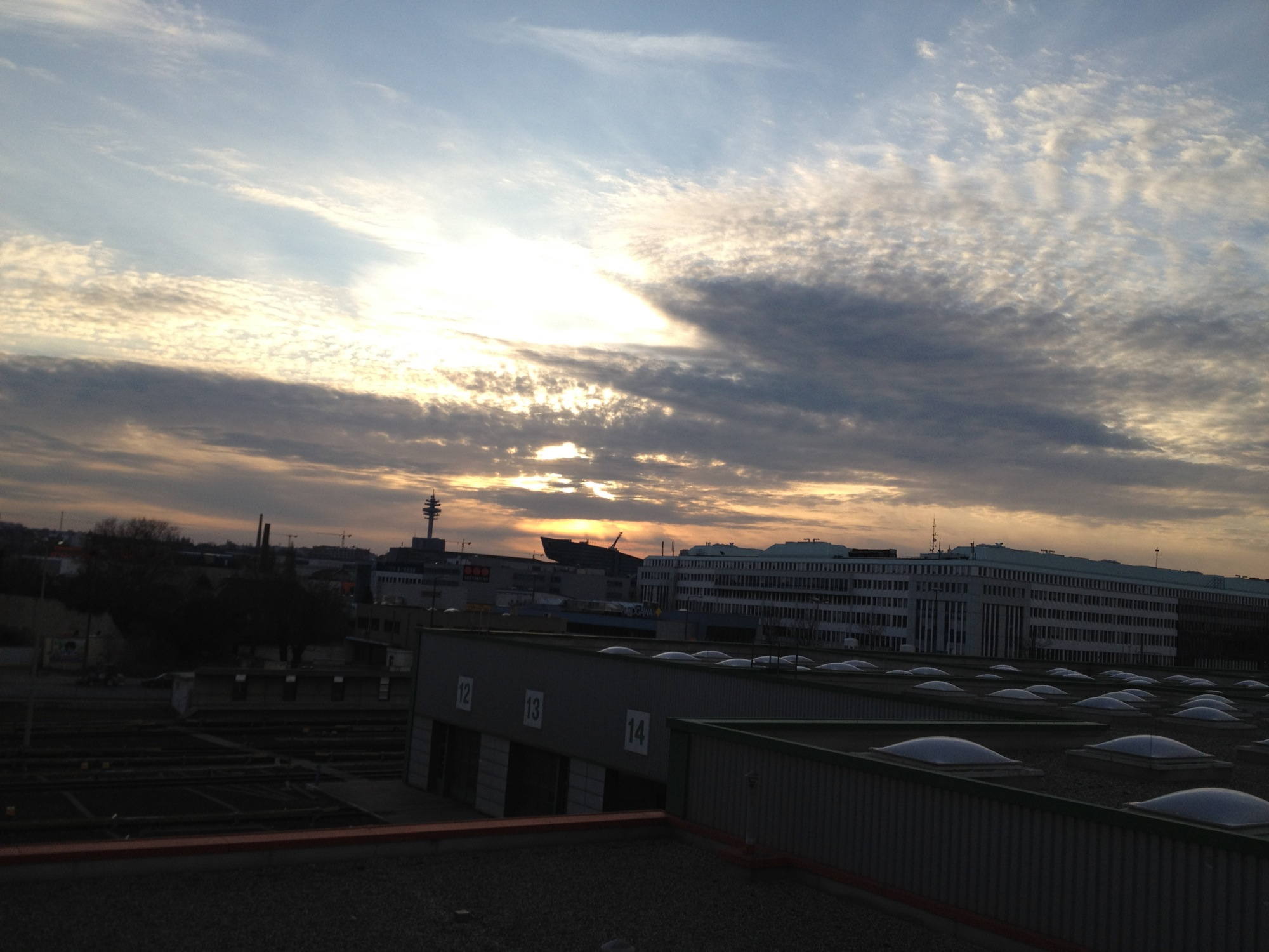Himmel über Erdberg, im Hintergrund der Arsenalturm