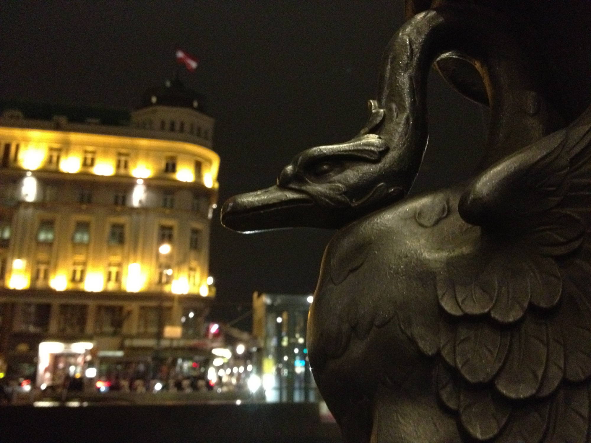 Schwan-Statue vor der Staatsoper, im Hintergrund Ecke Kärnter Straße / Kärntner Ring