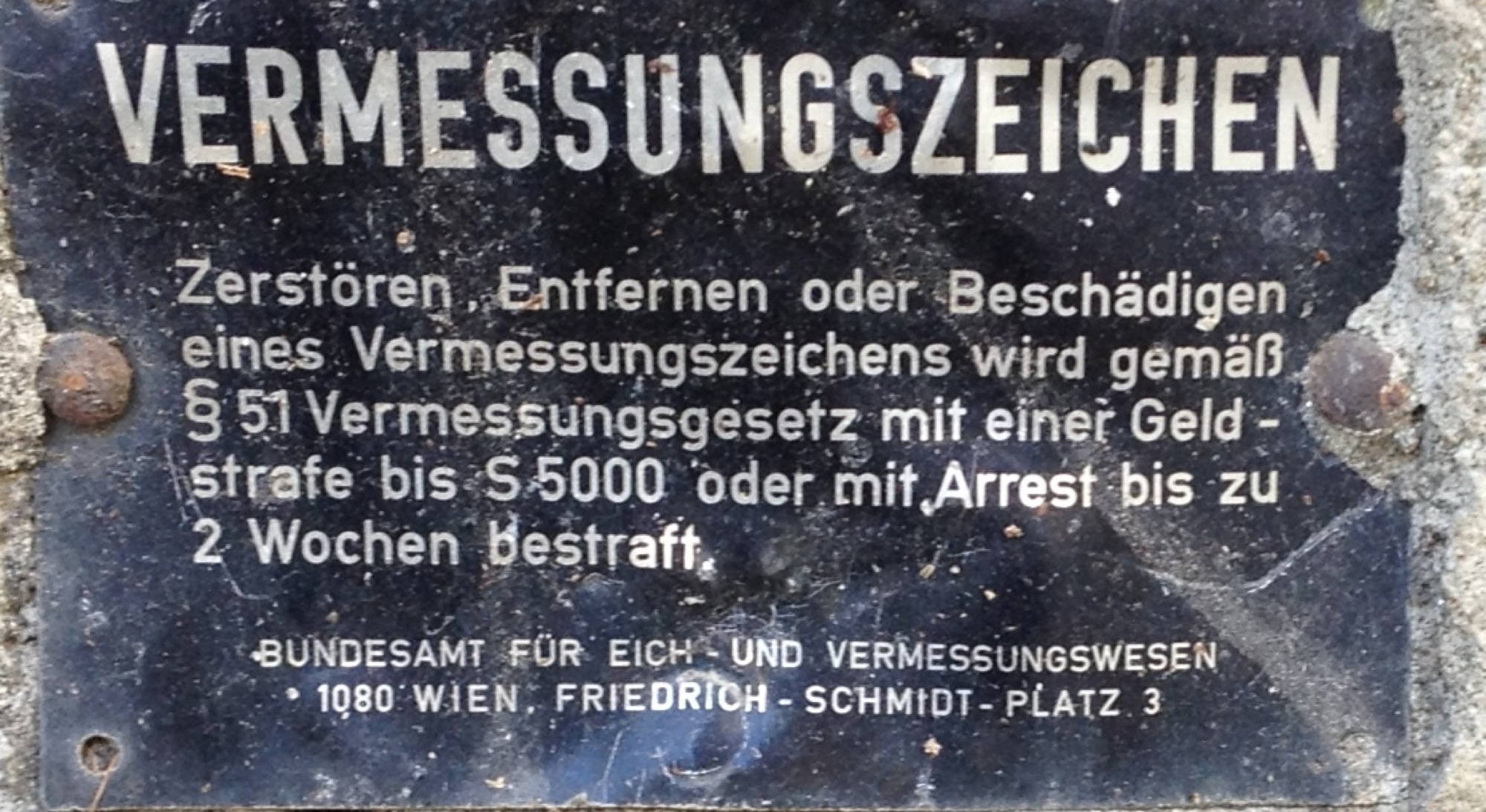 Schild: Vermessungszeichen