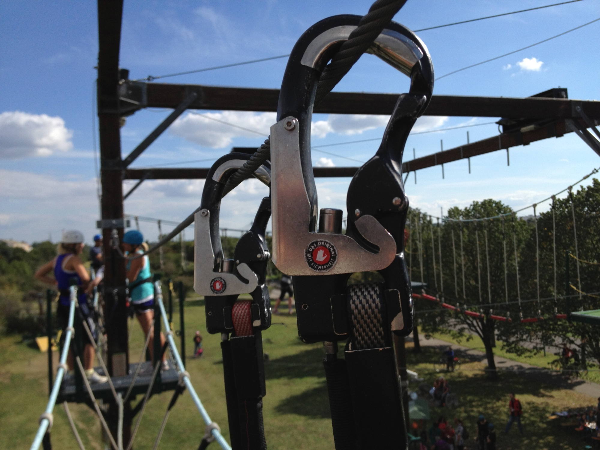 Detailaufnahme Karabiner der Kletterausrüstung