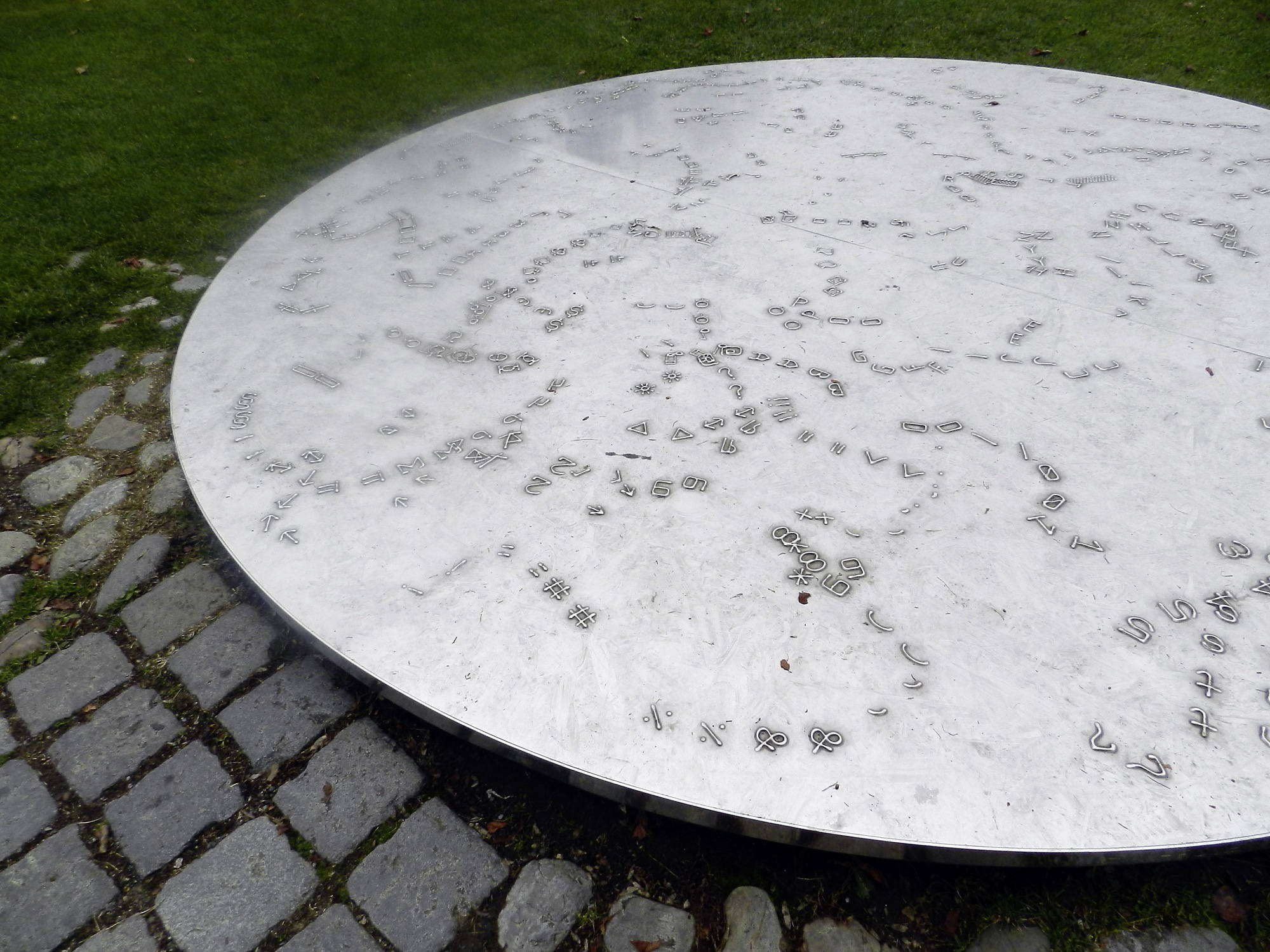 Metallplatte des ARTSAT-Projekts