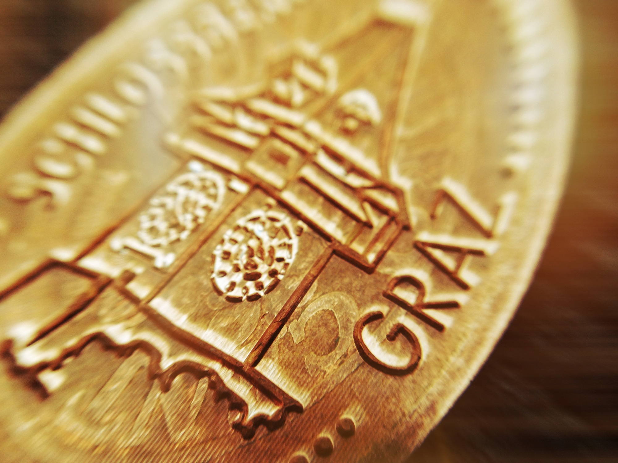 Makroaufnahme einer mittels touristischem Instrument geprägten Graz-Münze