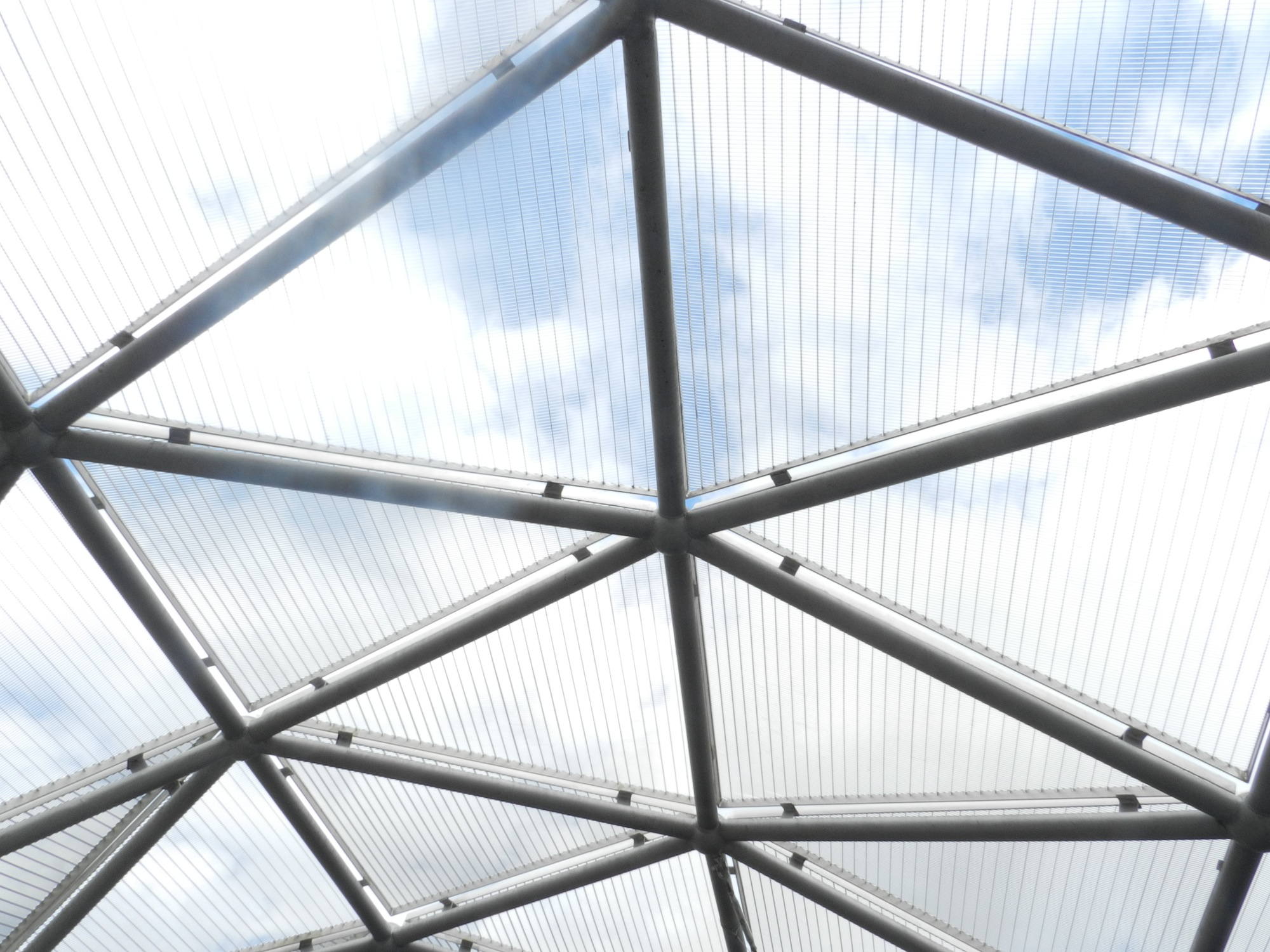 innerhalb der Murinsel durch das Metallkonstruktionsdach geschaut