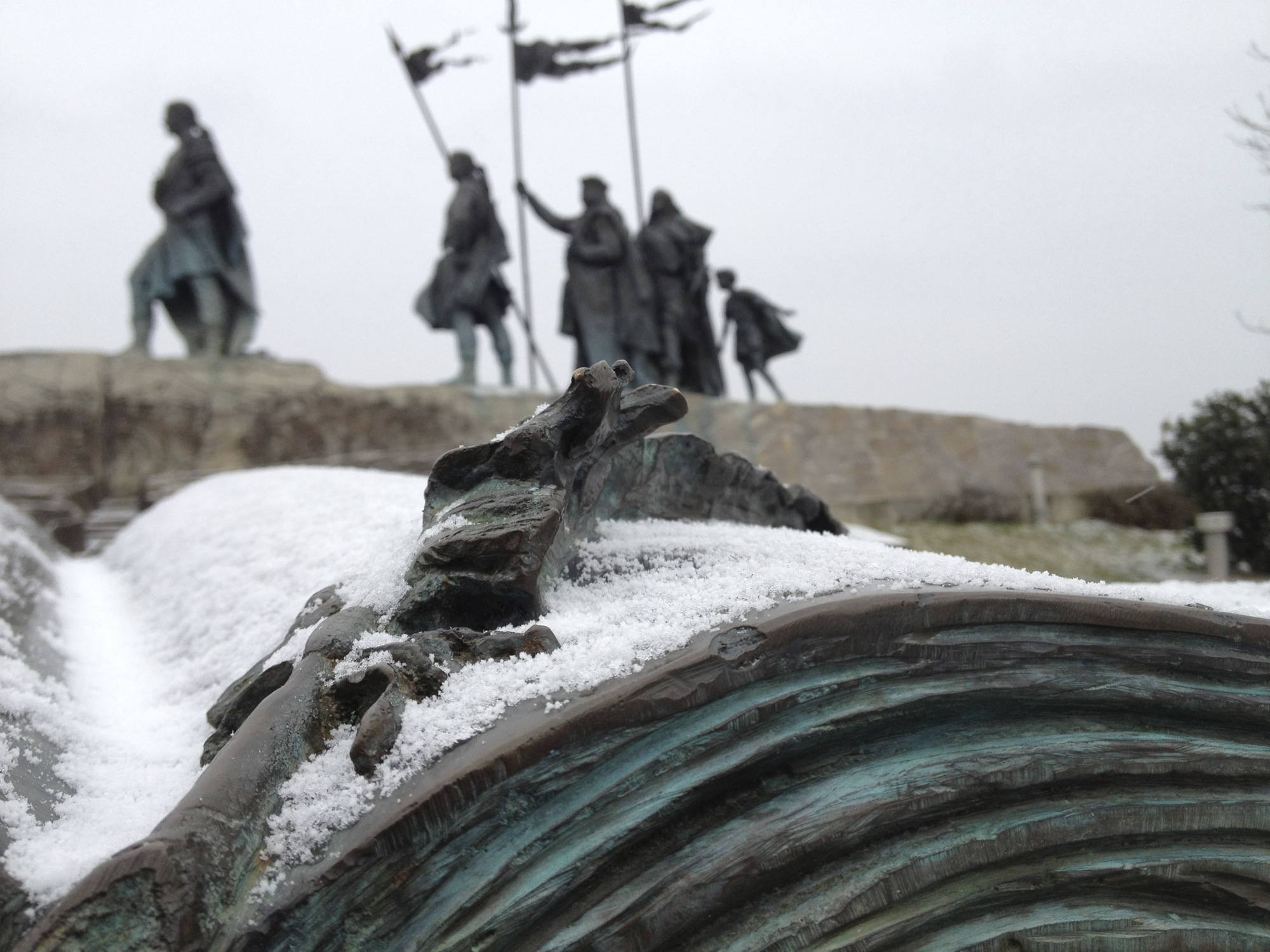Buch im Vordergrund, dahinter einige der Ritterstatuen auf dem Brunnen