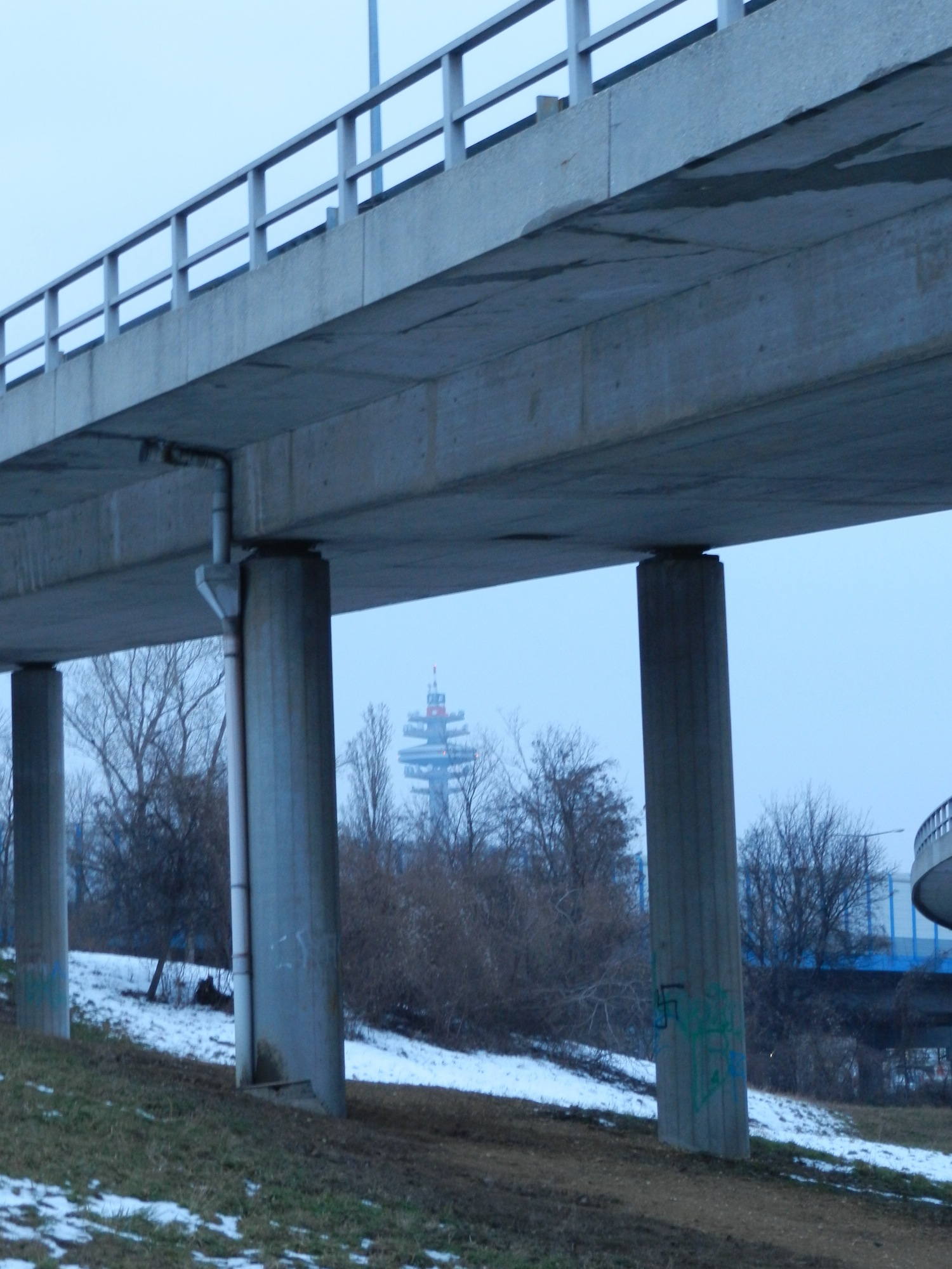 Blick auf den Arsenalturm unter der Autobahn durch