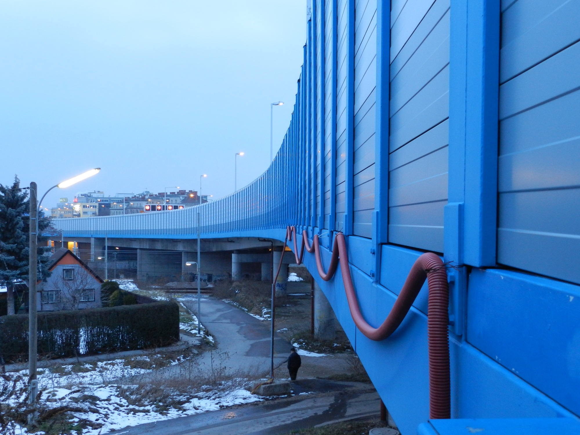 Ausblick von einer Cache-Location auf den Lärmschutz, der die Autobahn von der realen Welt trennt