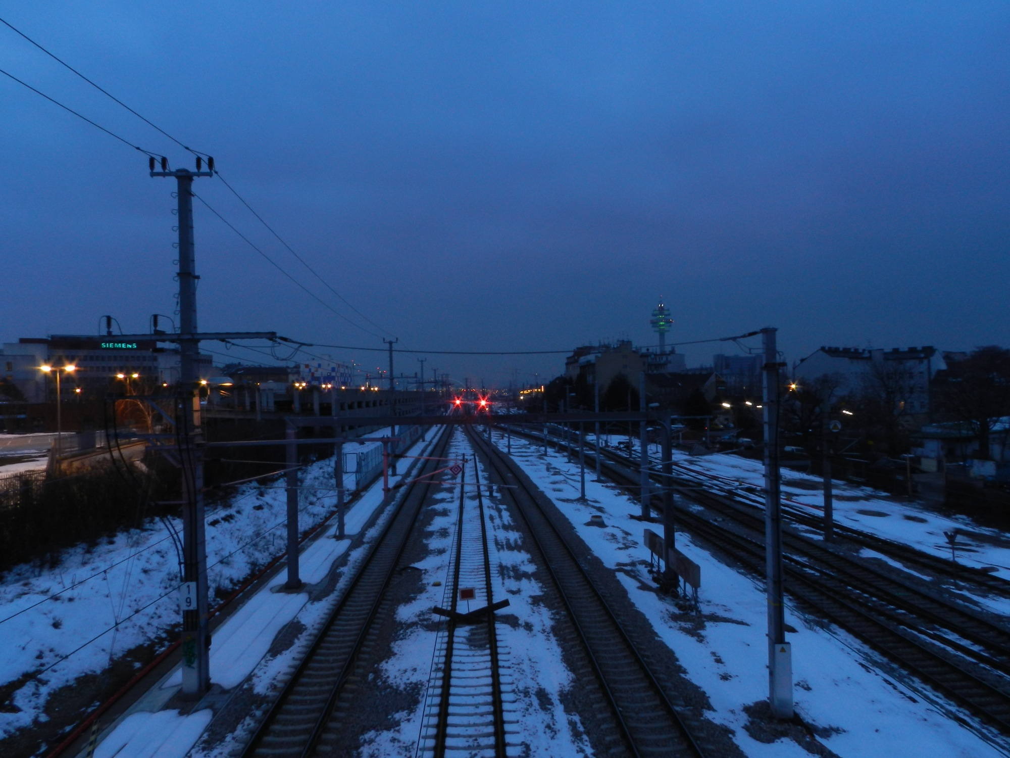 Abendlicher Ausblick auf die Bahnstrecke, mit Arsenalturm im Hintergrund