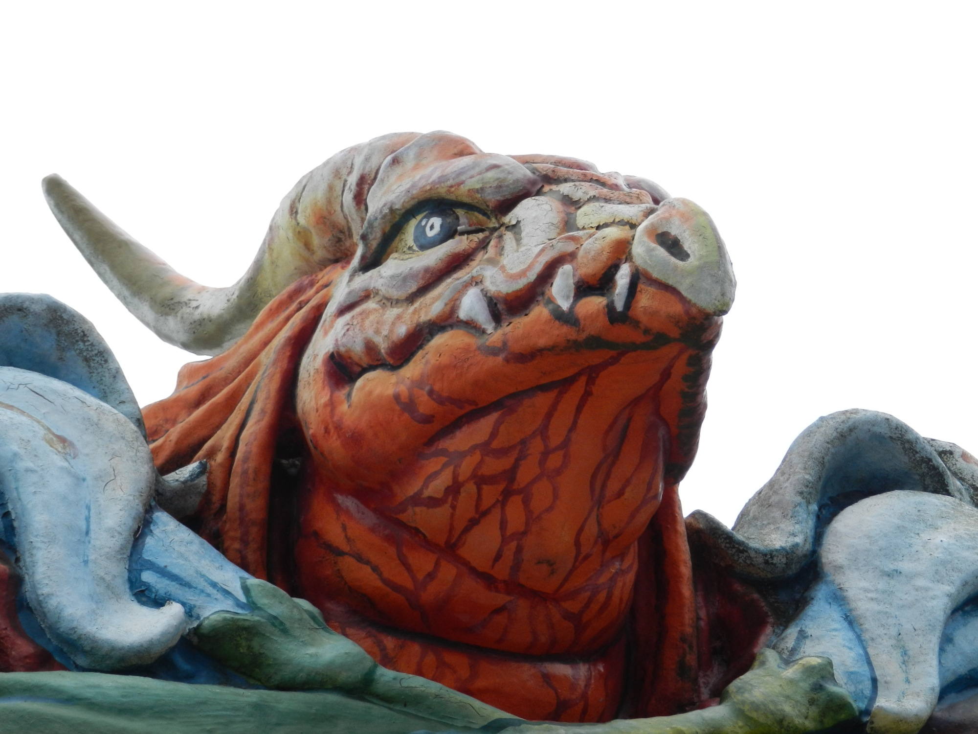 Drachenkopf, der den Eingang eines Fahrgeschäfts bewacht