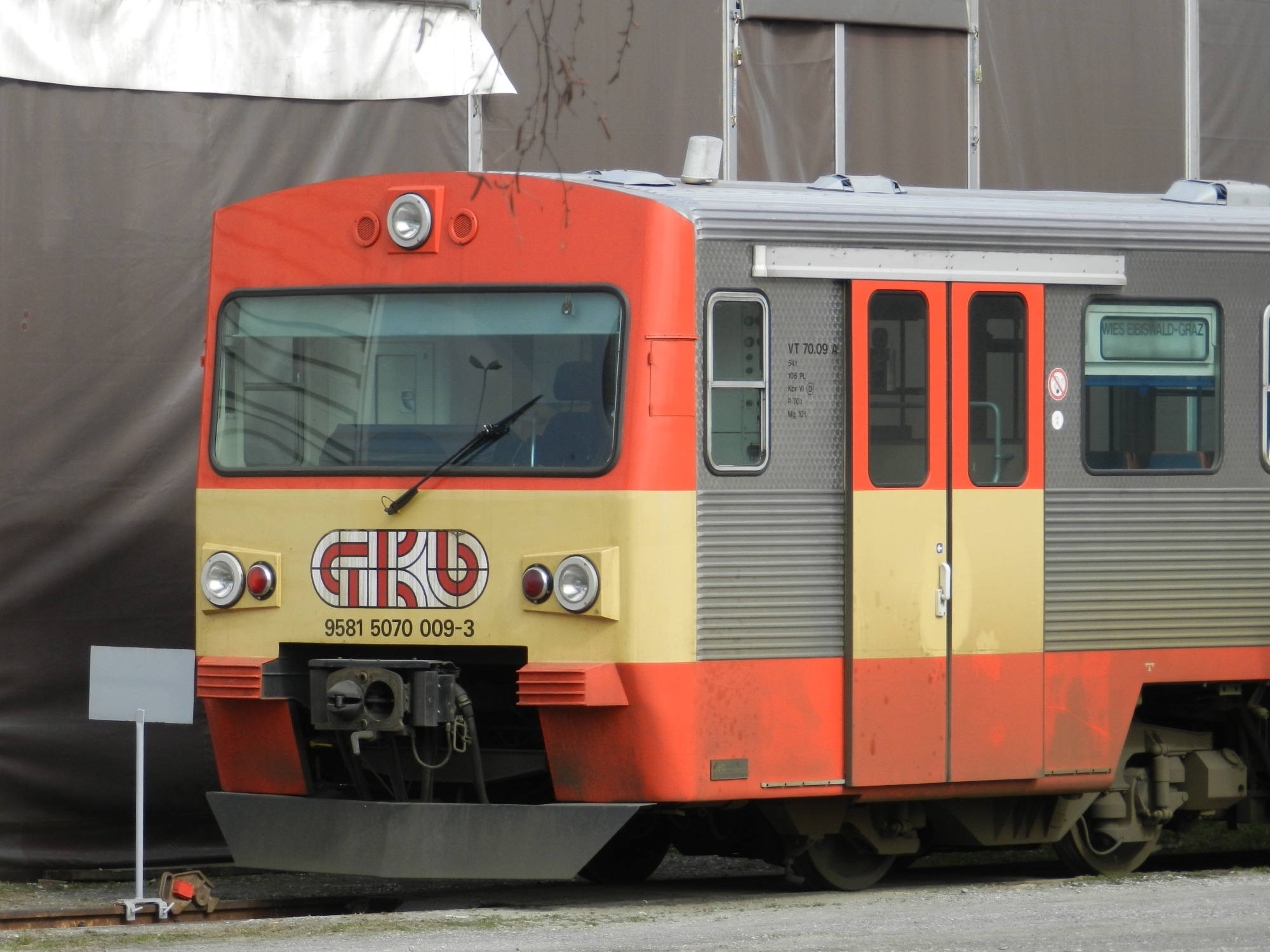 alte Lok mit psychedelischer Aufschrift vorne dran