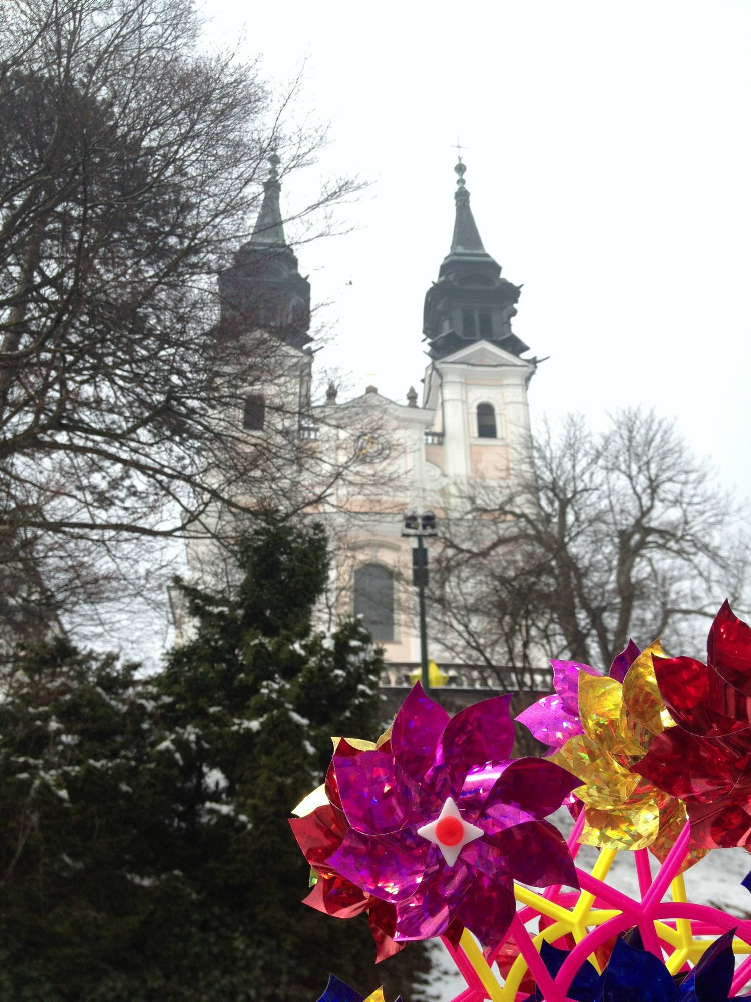 Kirche auf dem Pöstlingberg mit bunten Windrädern im Vordergrund