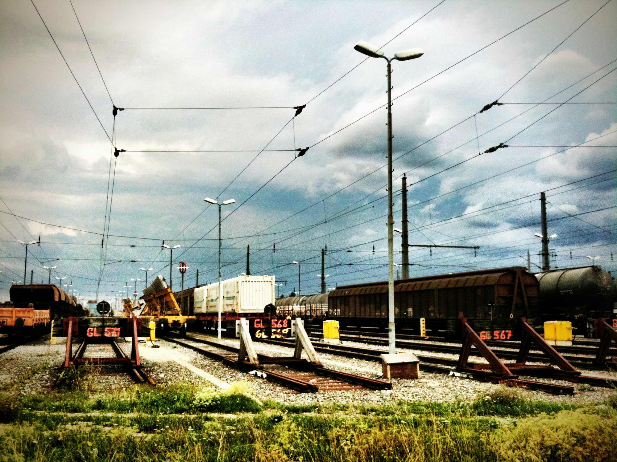 Abgestellte Waggons am Zentralverschiebebahnhof, HDR, bedrohliche Wolken im Hintergrund, 2011