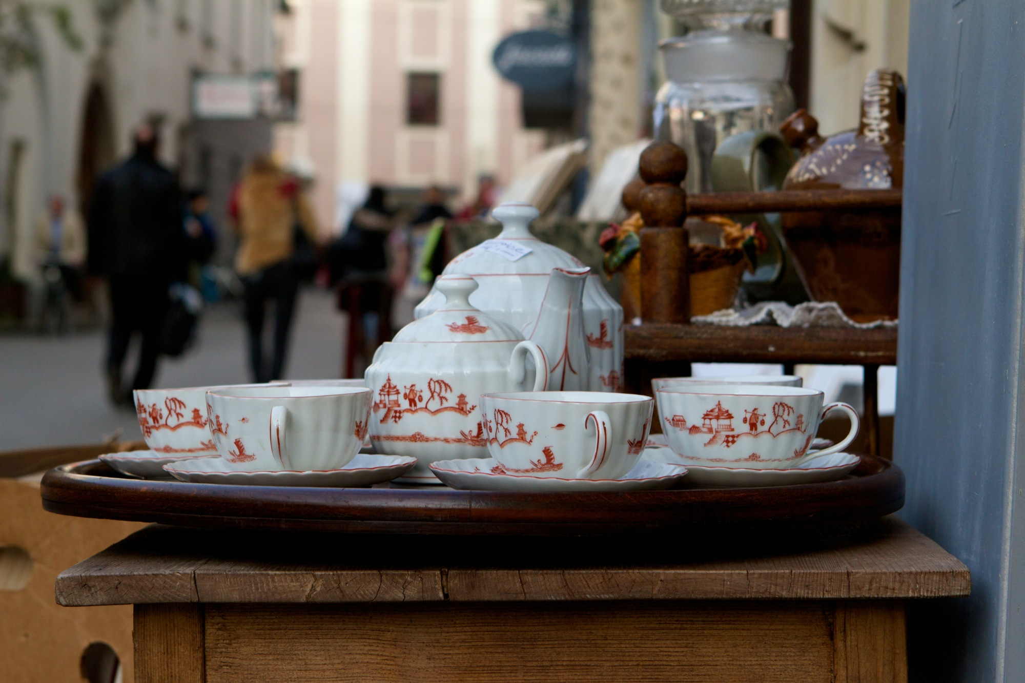 Teeservice auf einem Tisch vor einem Geschäft
