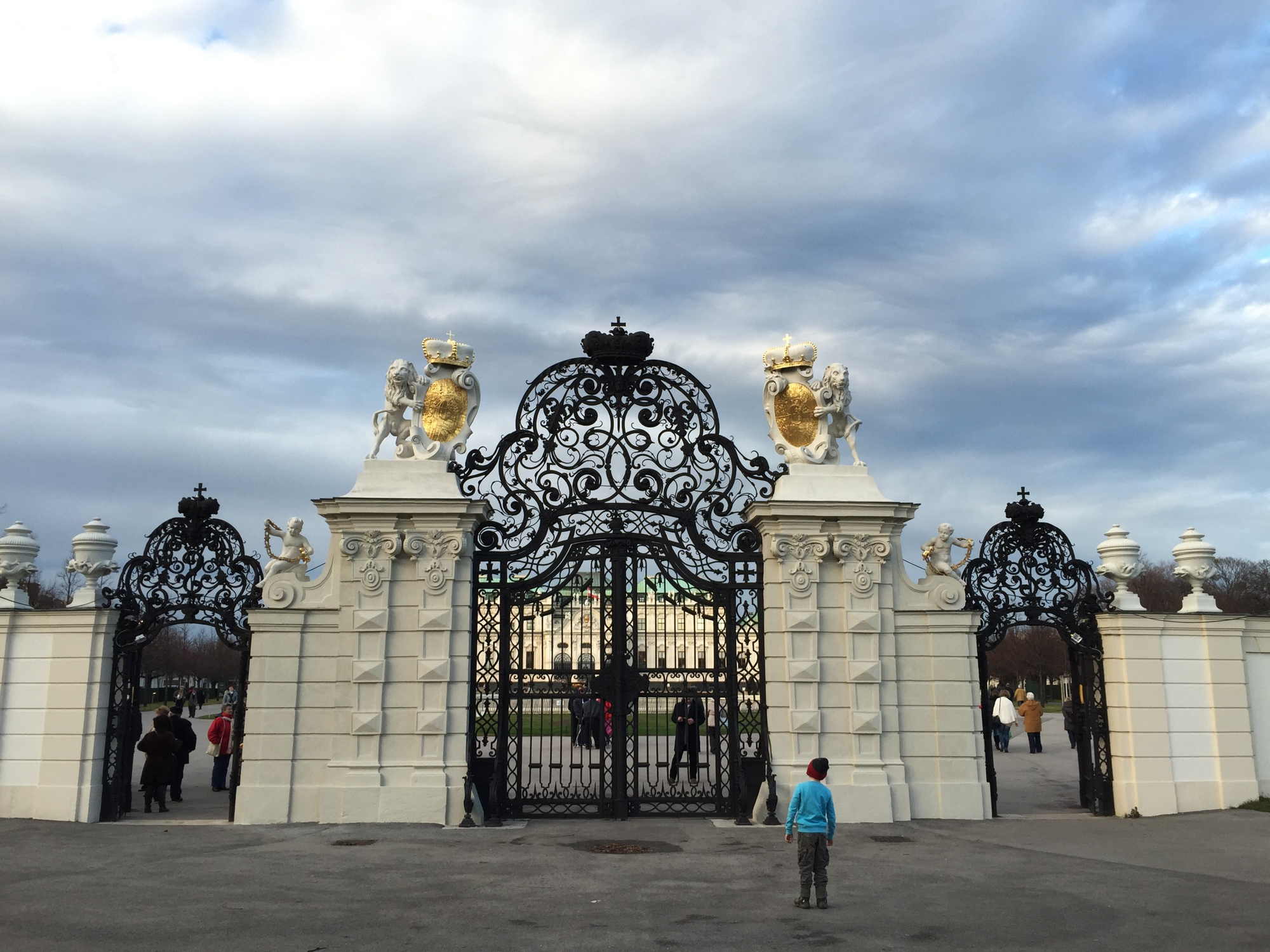 Tor zum Belvedere, davor ein interessierter Junge mit Mütze
