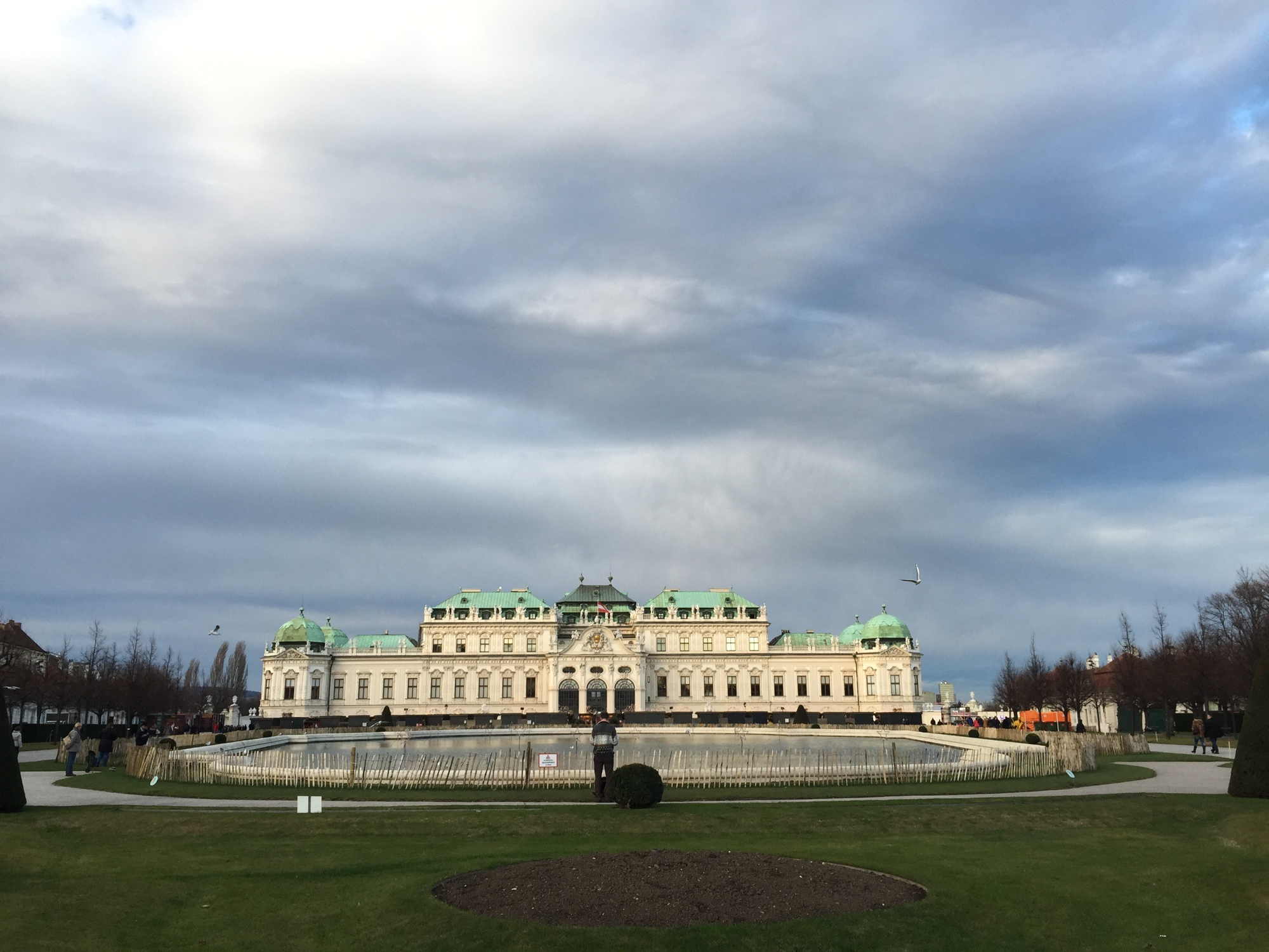 Schloss Belvedere, vom Tor aus gesehen