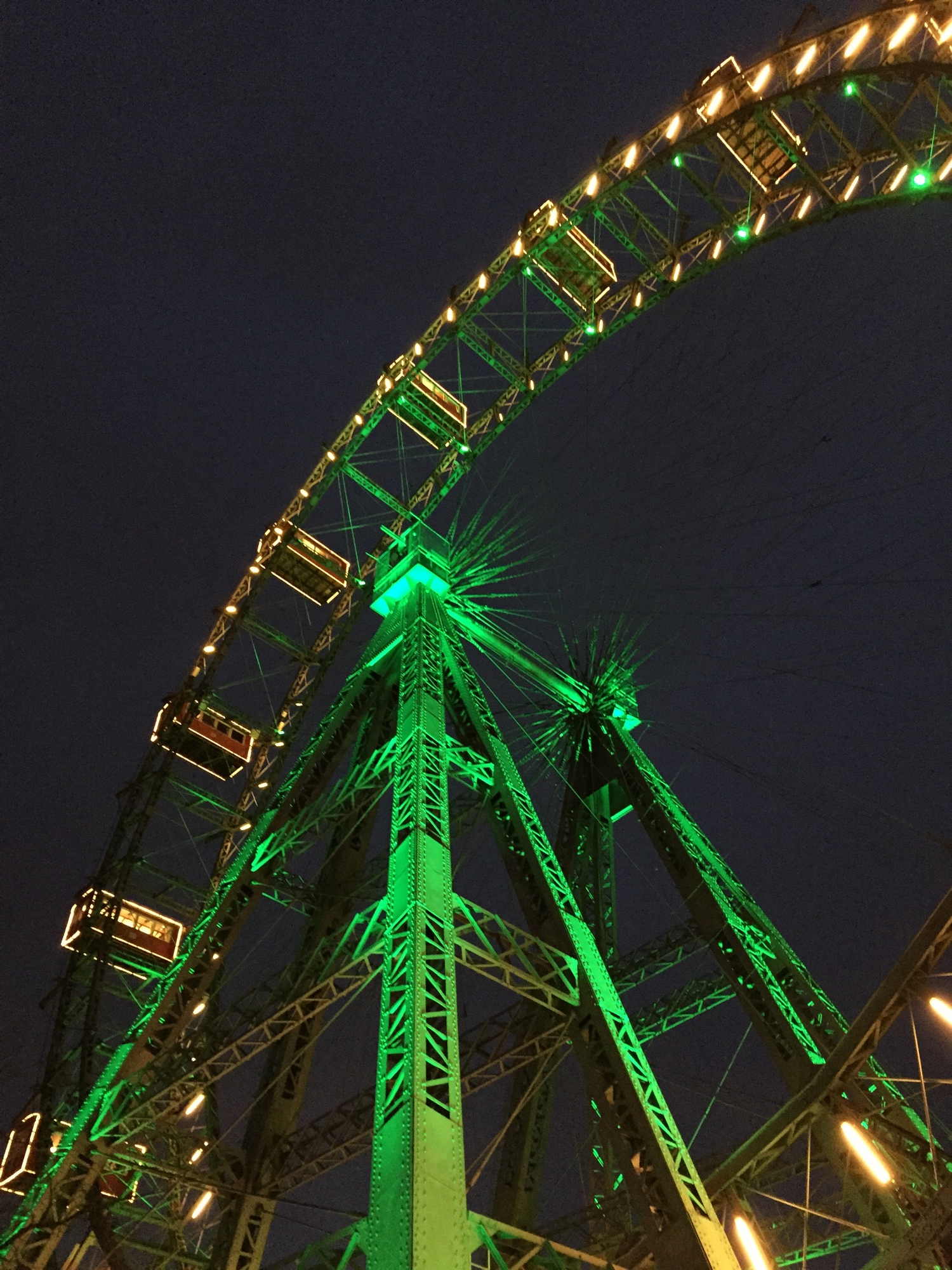 weihnachtlich beleuchtetes Riesenrad in der Dunkelheit