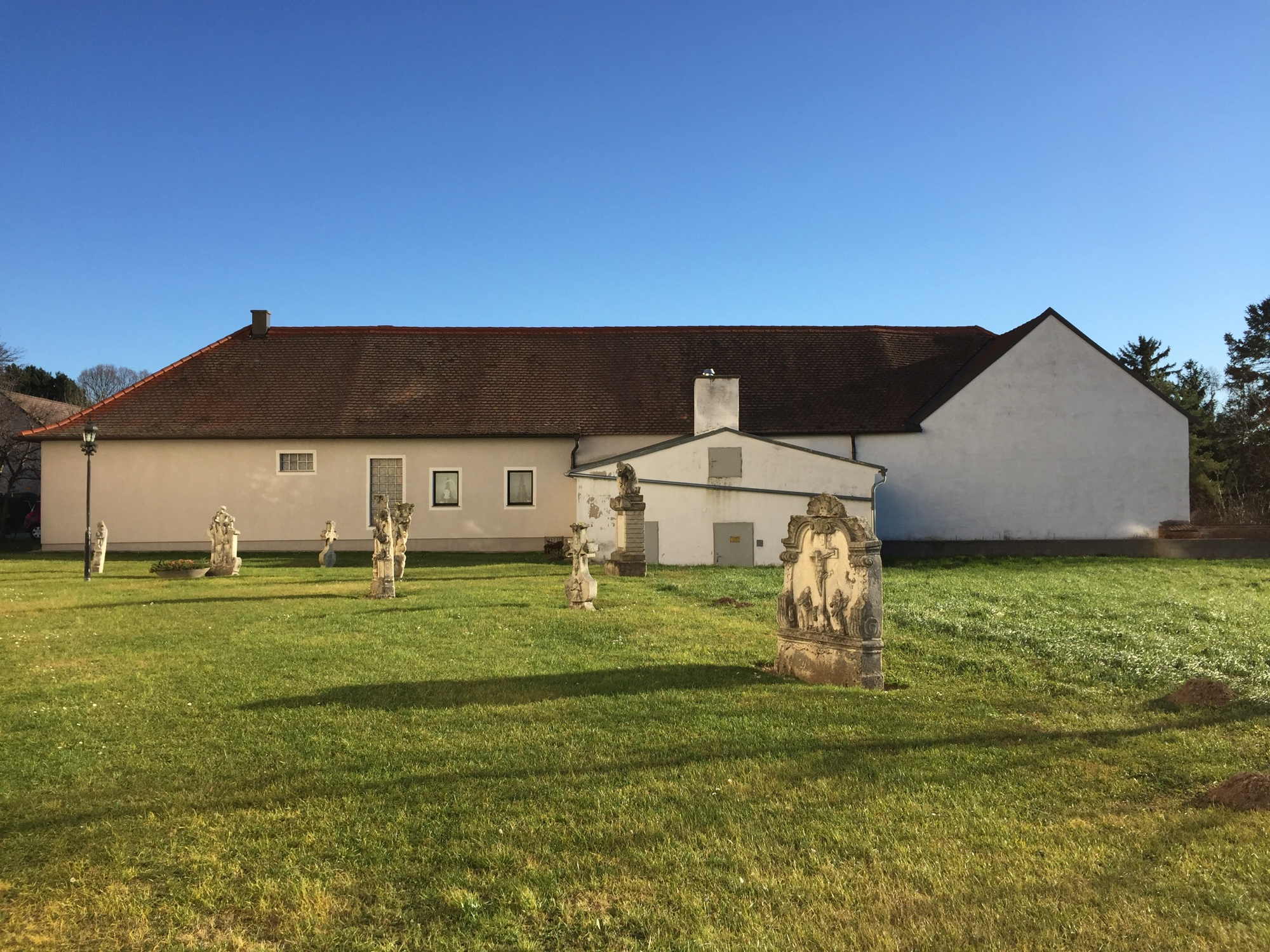 Kirchhof Großstelzendorf in surrealer Mittagswintersonne