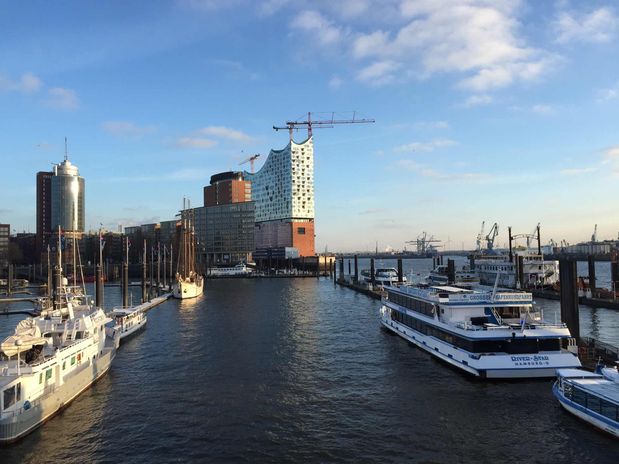 Blick vom Anleger des Museumsschiffs Cap San Diego auf den Hafen mit Elbphilharmonie