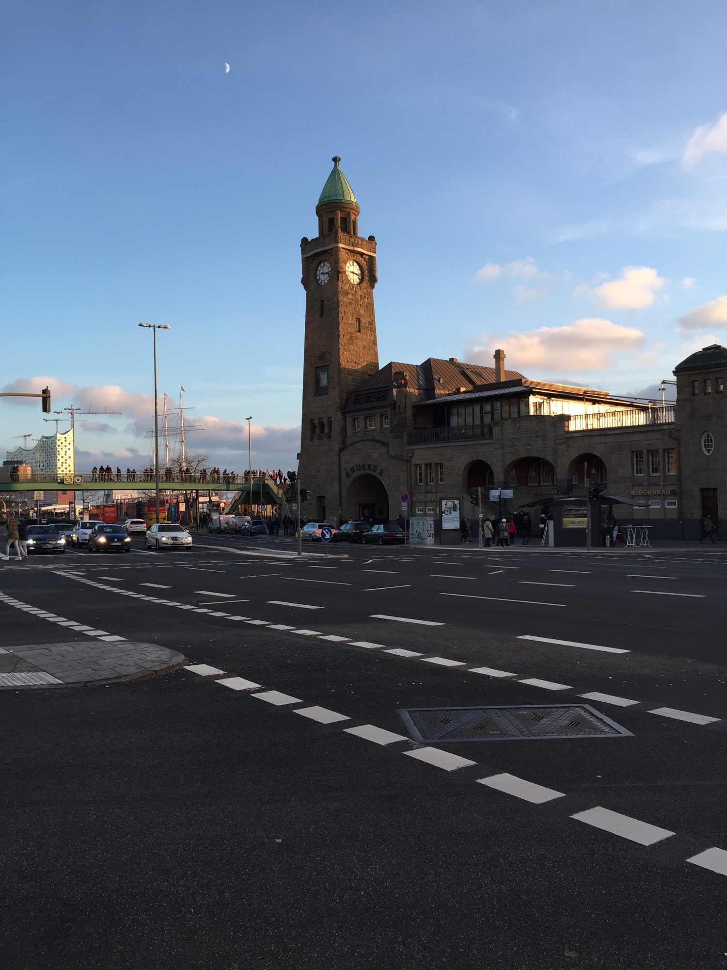 St. Pauli Landungsbrücken von Straßenniveau aus gesehen, am Himmel ist der Mond als Sichel zu sehen