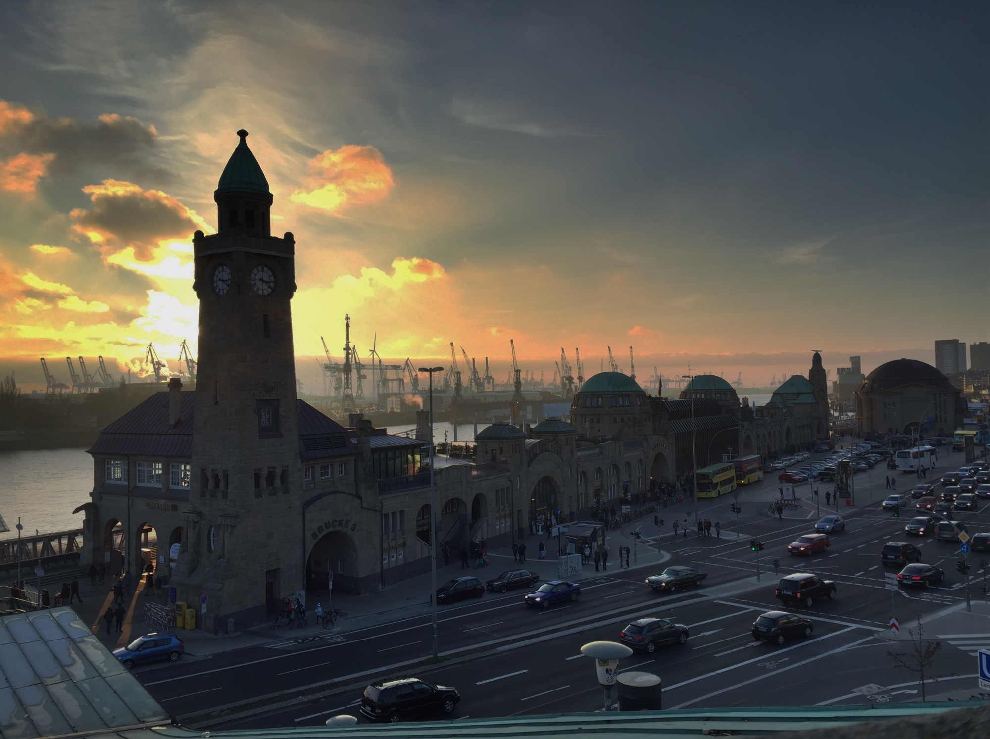 St. Pauli Landungsbrücken von der Aussichtsplattform Stintfang gesehen, surreales HD-Image, grauer Vordergrund mit rot-orangem Sonnenuntergang dahinter