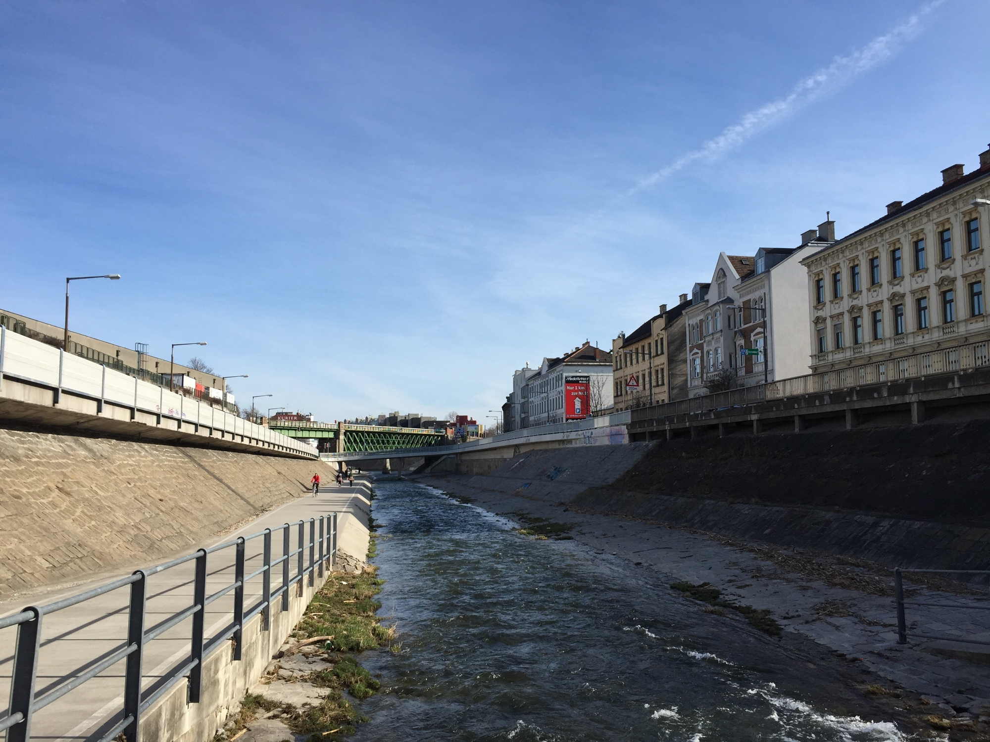 Wienfluss auf Höhe der U4-Station Hütteldorf, Blickrichtung Osten