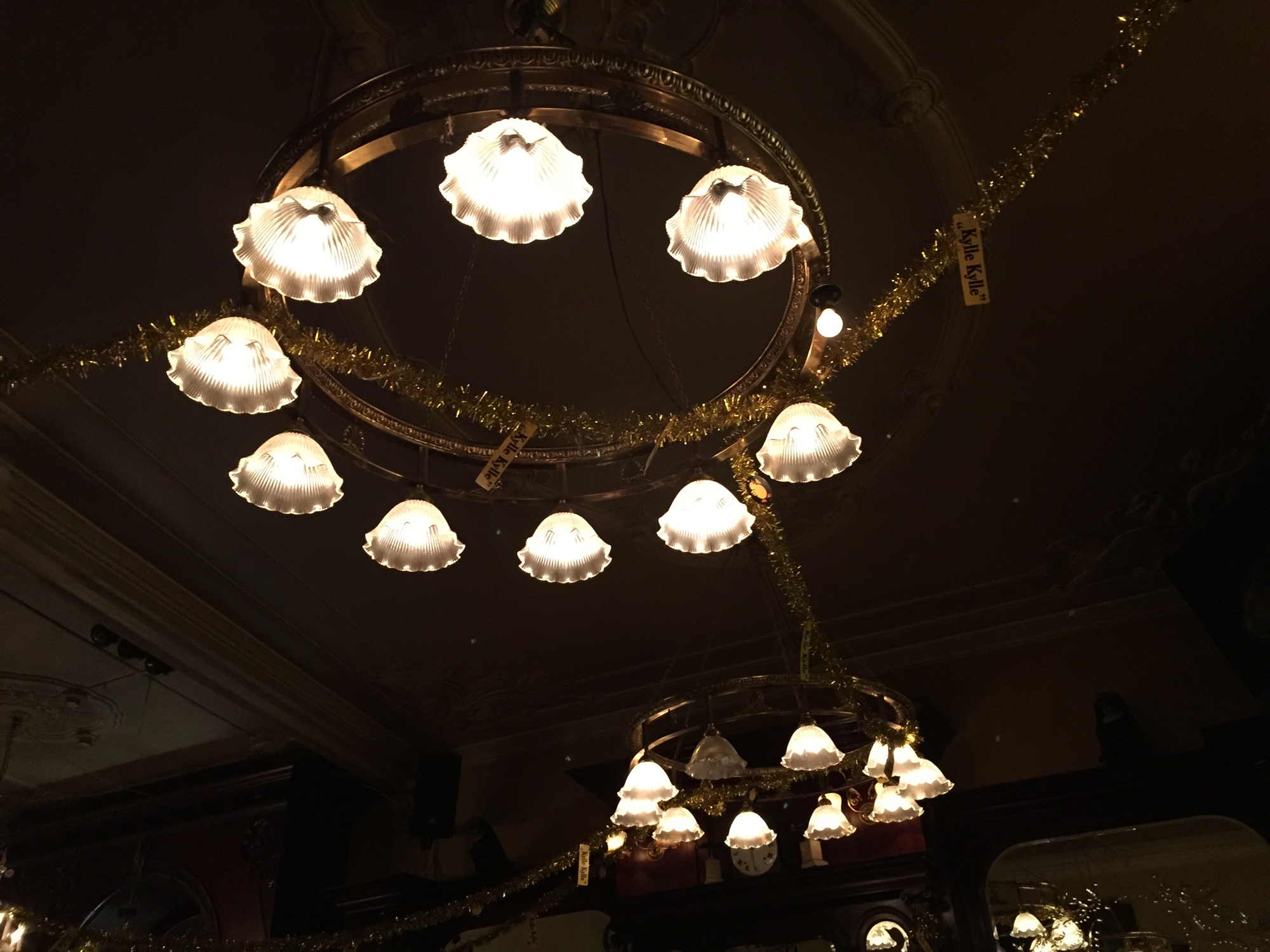 altmodischer Kronleuchter mit Weihnachtsdekoration im Pub