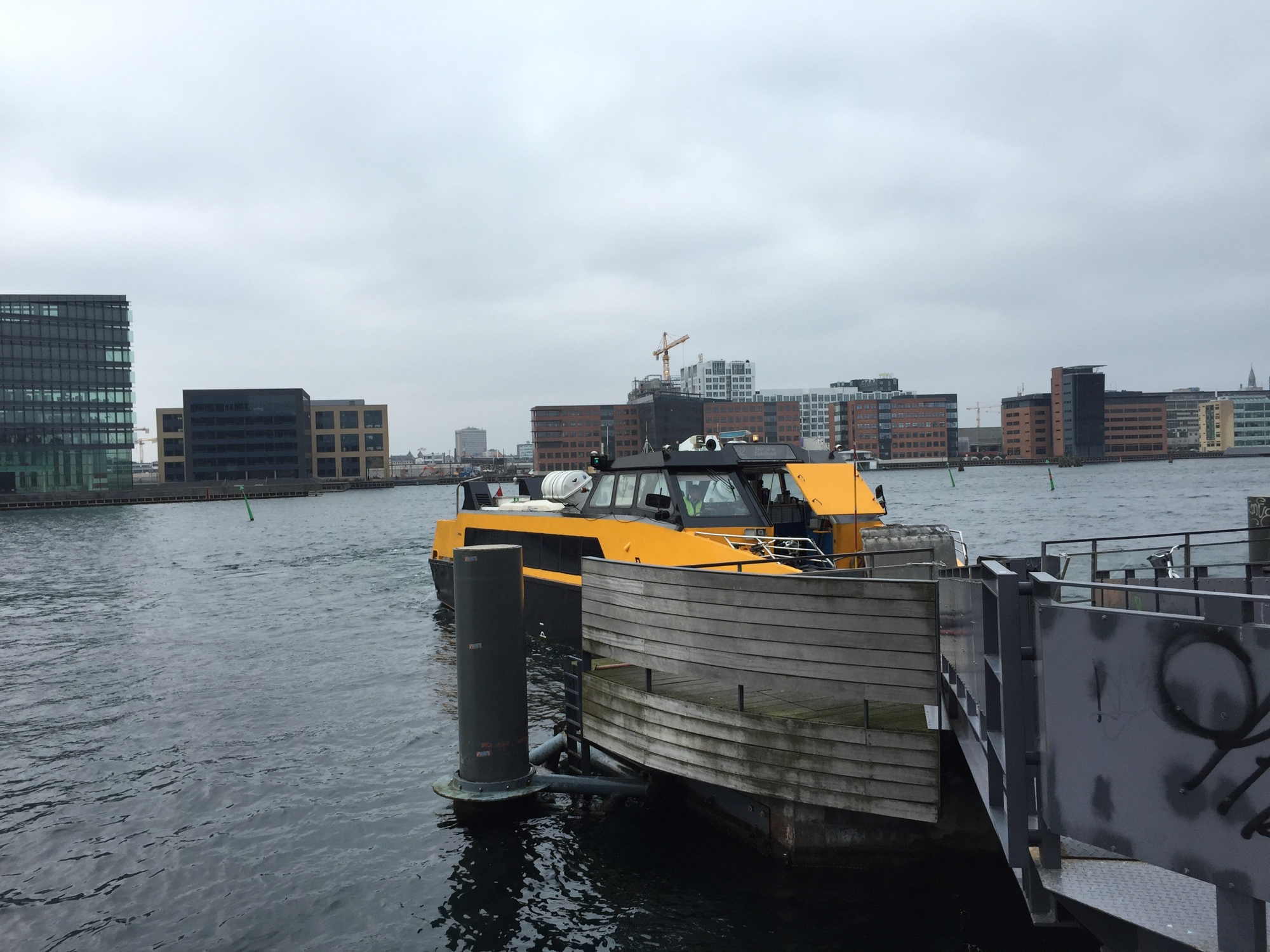 Boot der Linie 991 an der Station kurz vor der Abfahrt