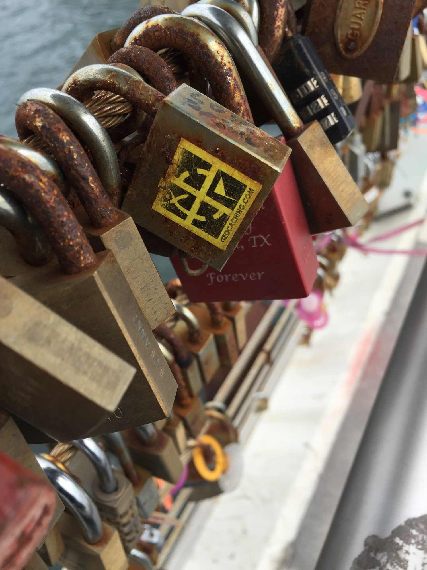 Geocaching Lovelock, versteckt zwischen anderen Liebeserklärungen