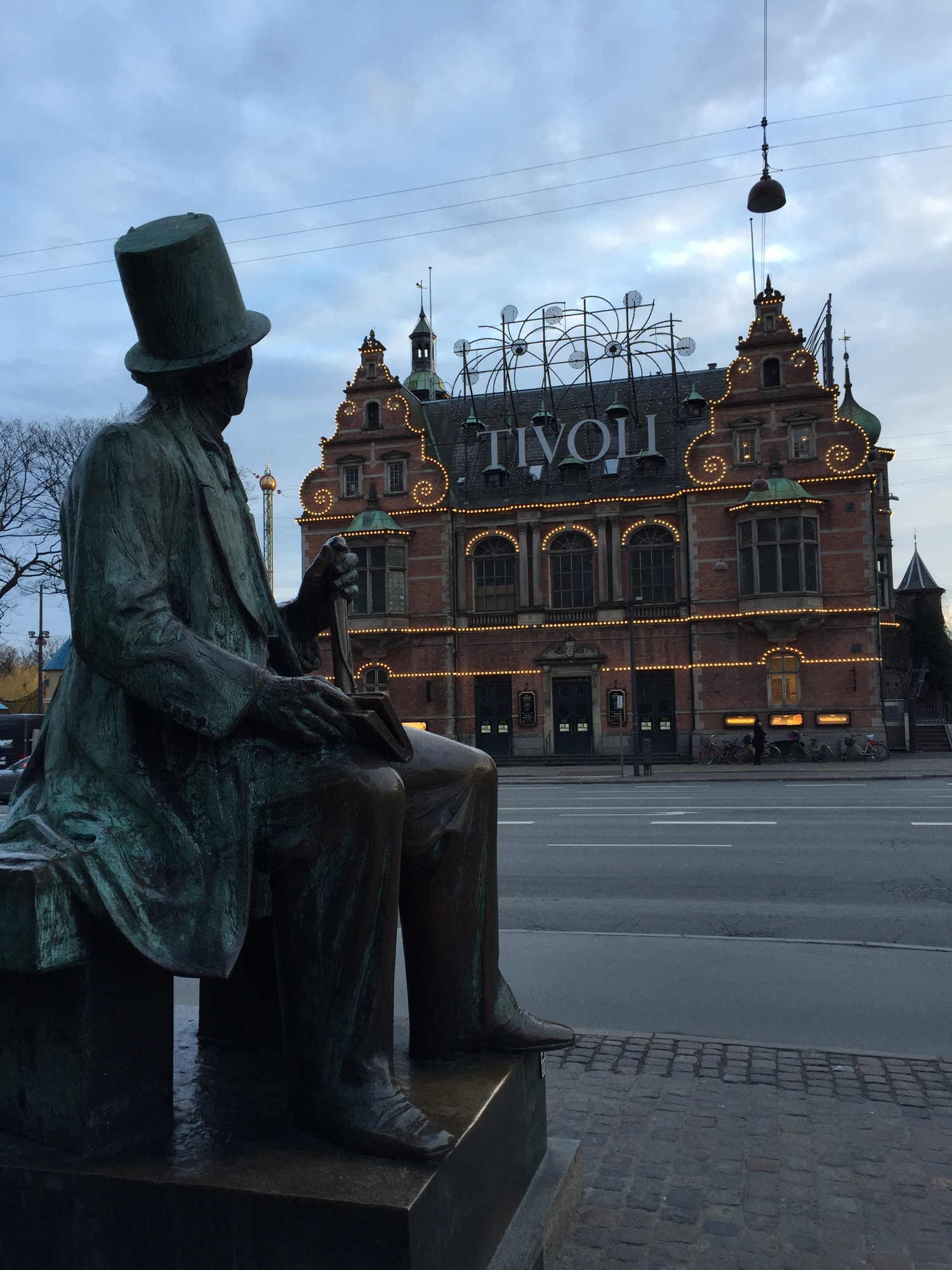Statue von Hans Christian Andersen, die auf den Tivoli blickt