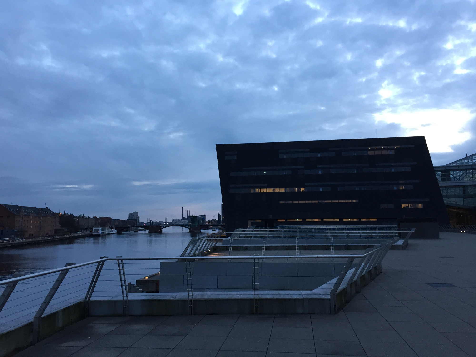 Ausblick vom Dach der Bücherei über das Hafenbecken Richtung Südwesten