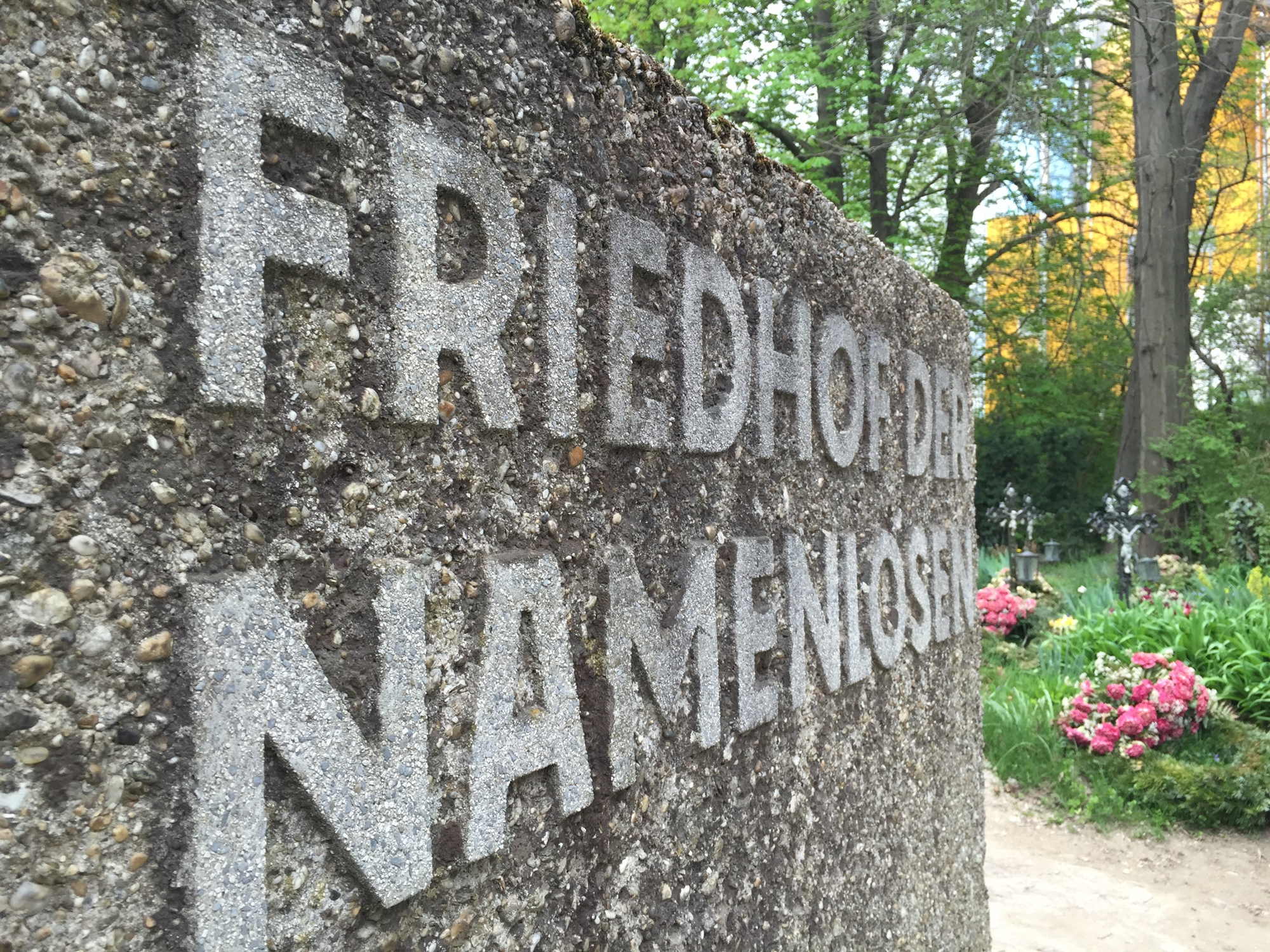 Eingang zum Friedhof der Namenlosen