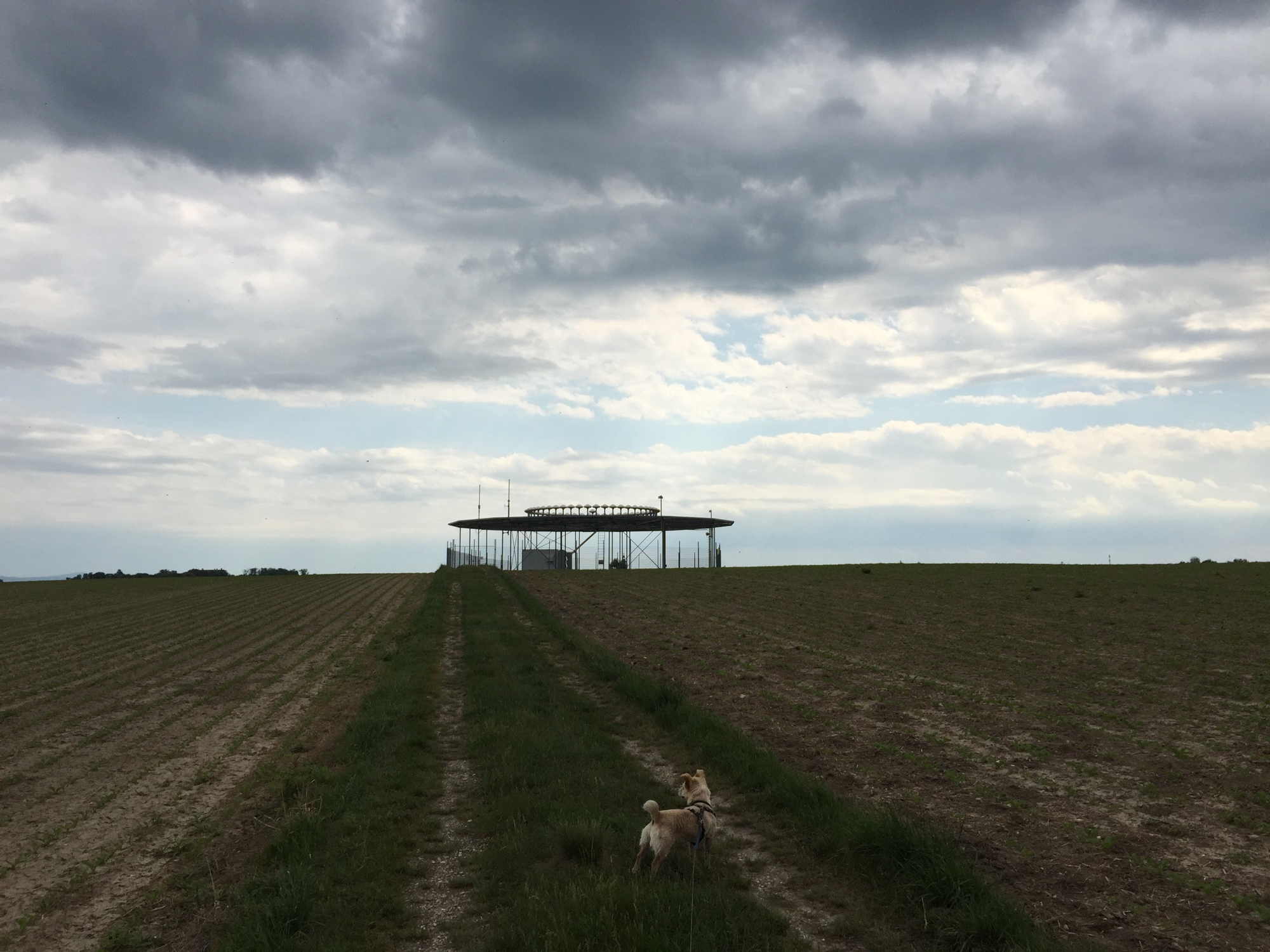 kein UFO-Landeplatz, nur ein wolkenverhangener Flightnavigationtransmitter