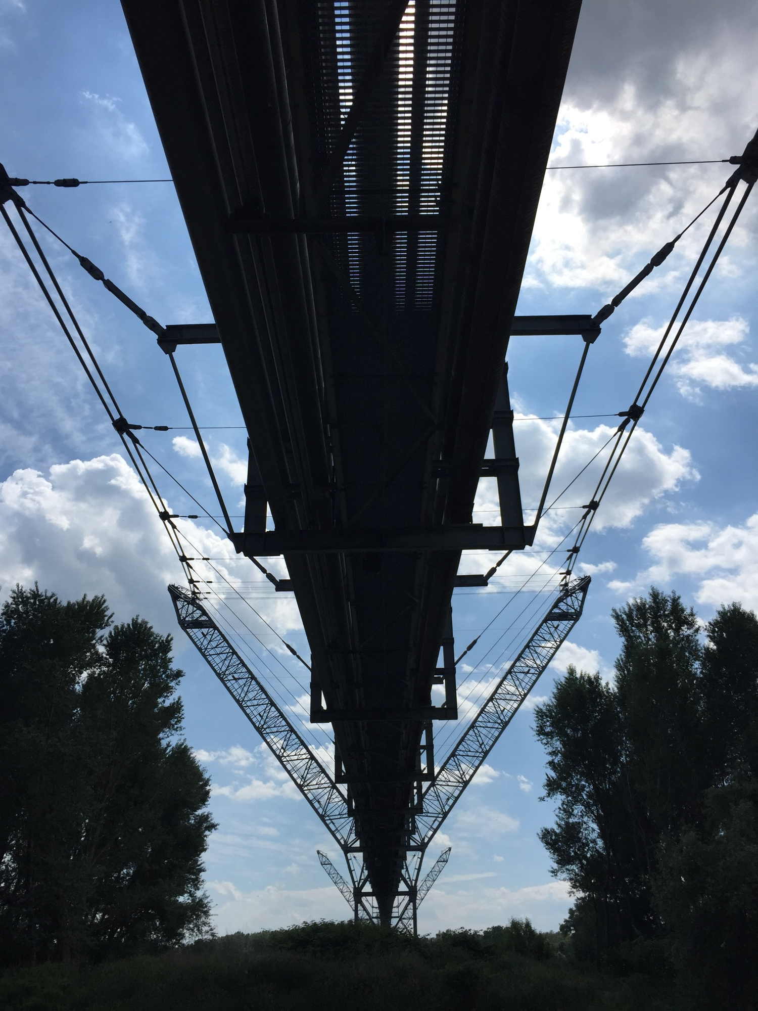 keine Brücke, Konstruktion auf Höhe der Ölraffinerie, die beide Donauarme überquert