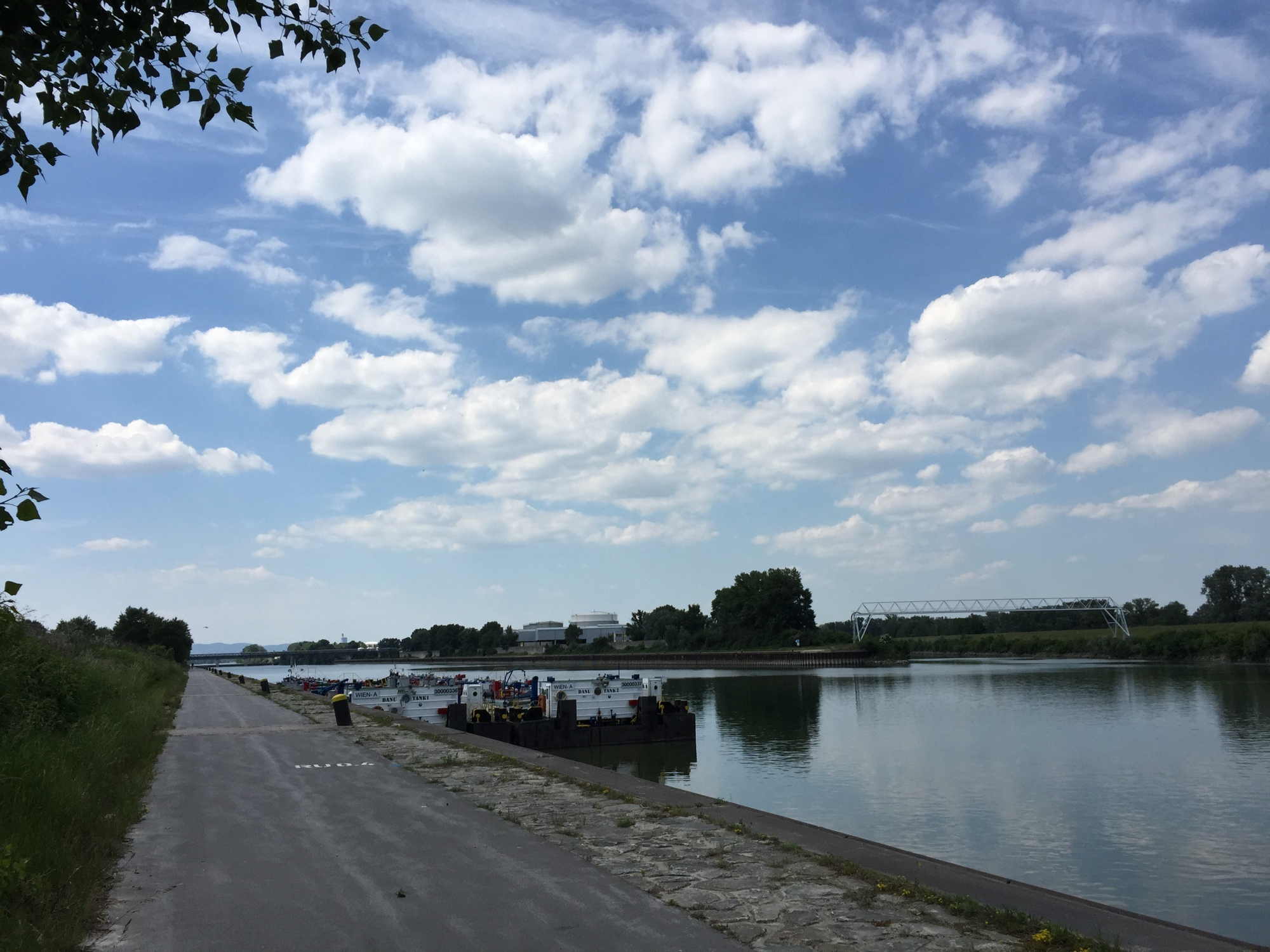 wolkiger Himmel über dem Ölhafen Lobau