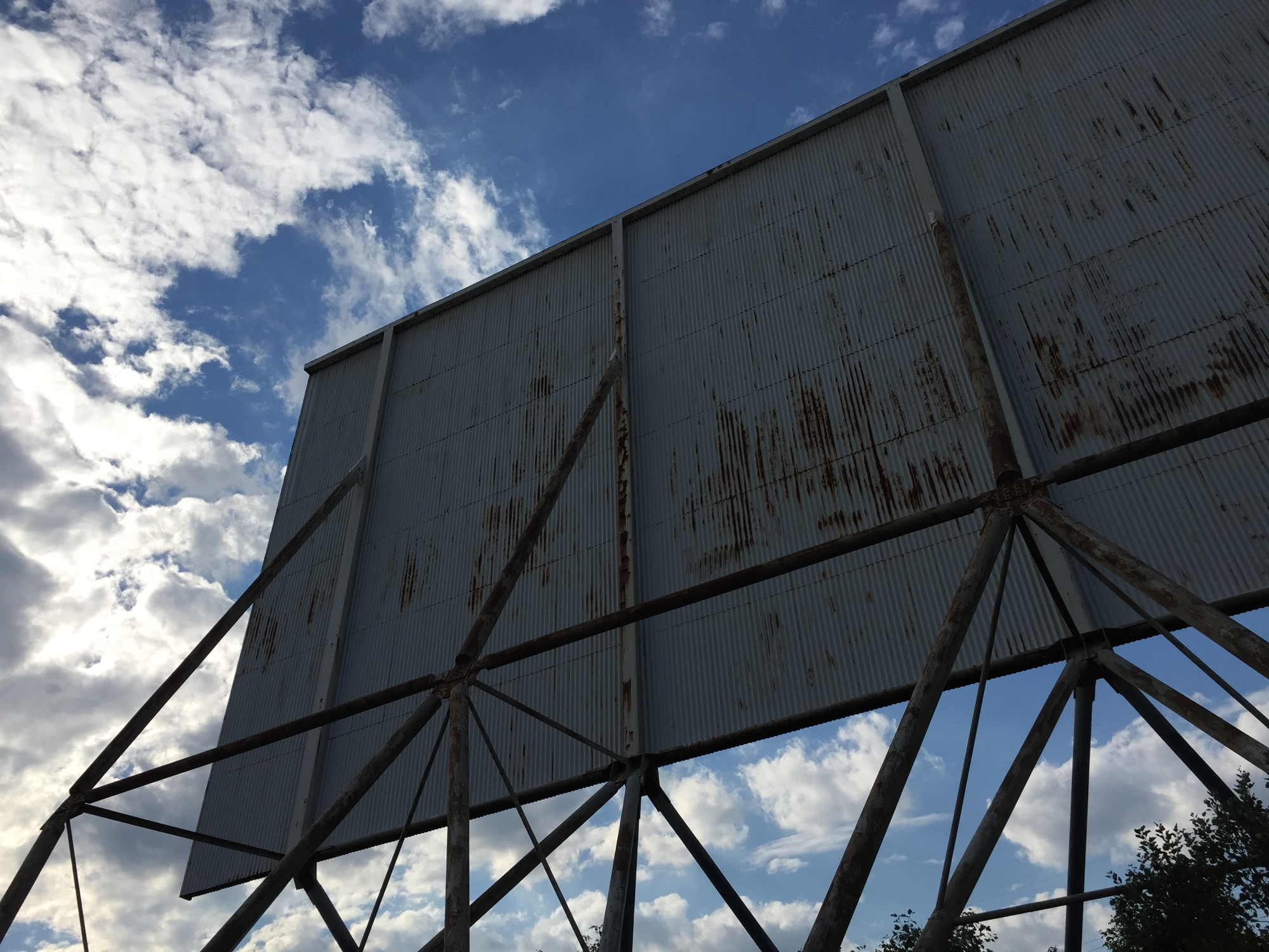 Autokino in Großenzersdorf, große Leinwand von hinten