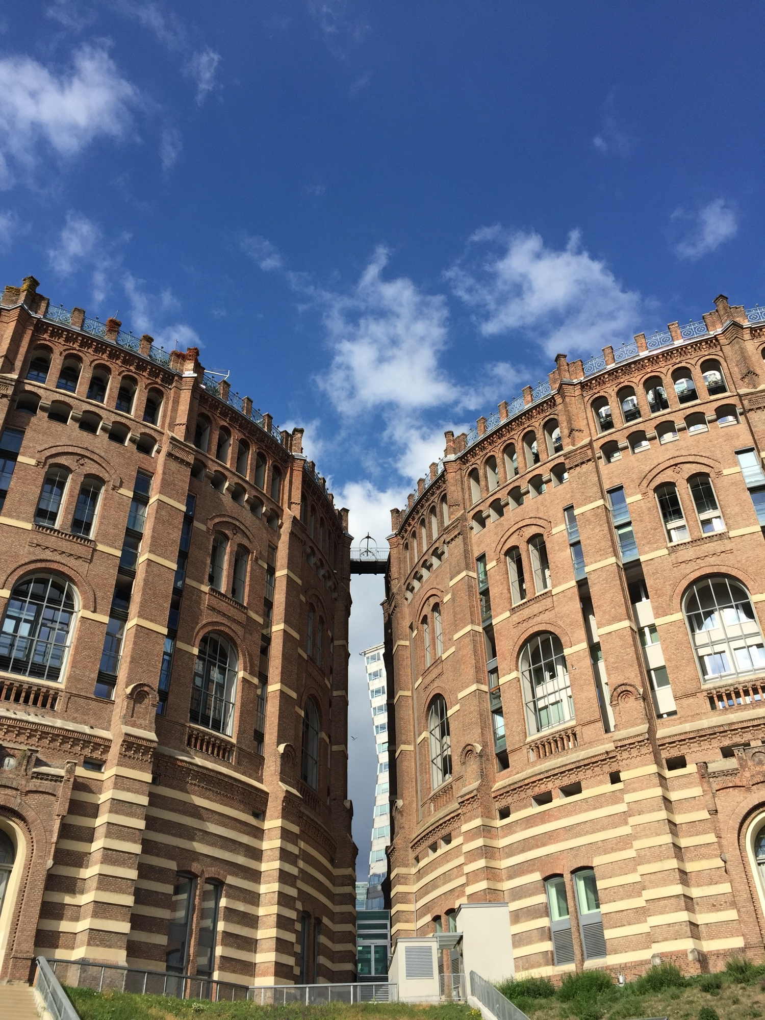 Blick durch zwei der Wiener Gasometer
