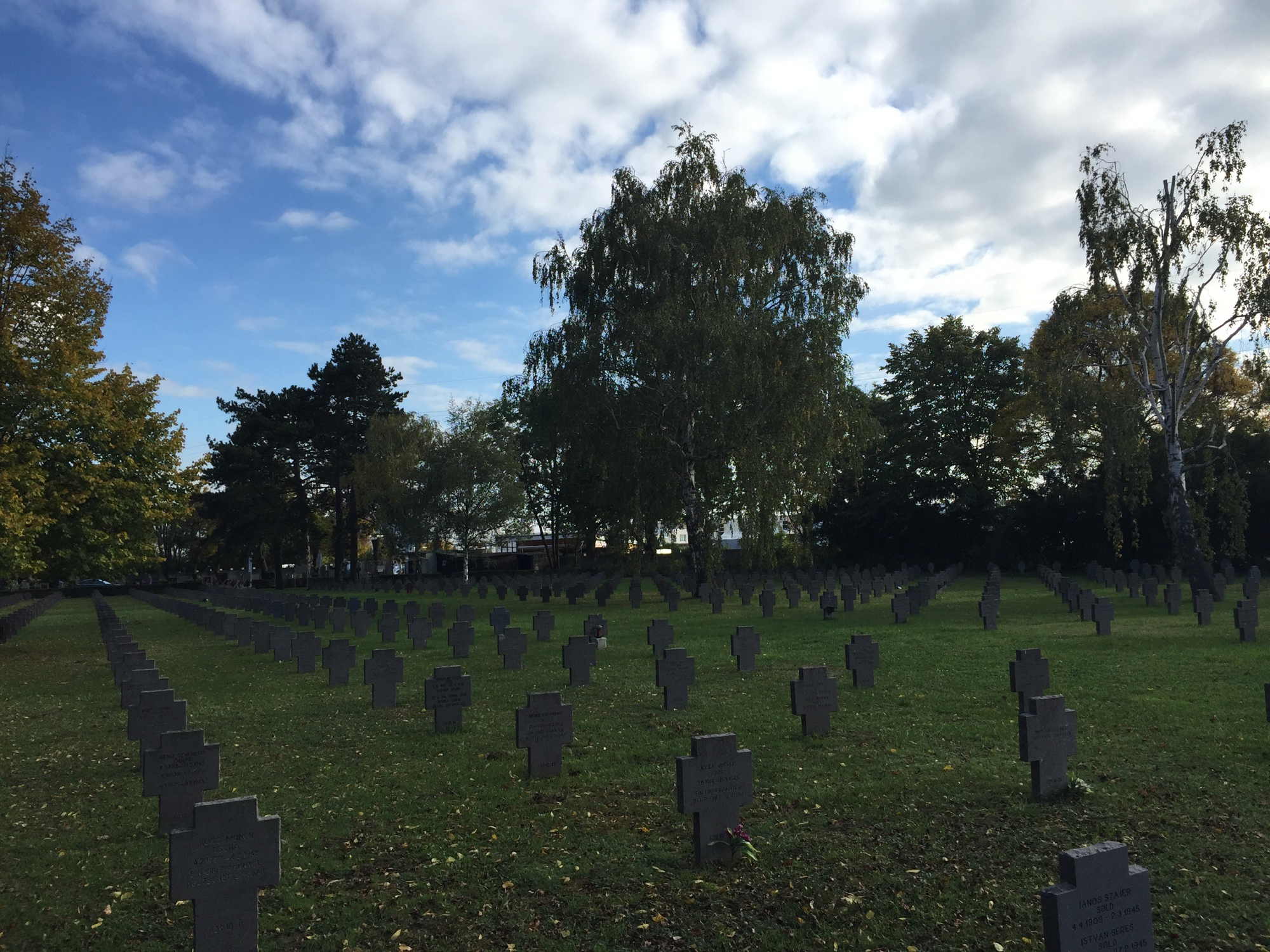 Blick auf die Gedenkstätte für Soldaten, die im Rahmen des zweiten Weltkriegs 1939-1945 ihr Leben verloren