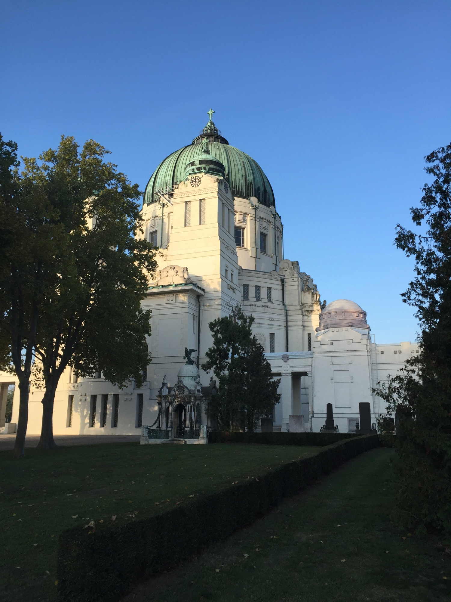 Blick auf die Rückseite der Friedhofskirche zum Heiligen Karl Borromäus