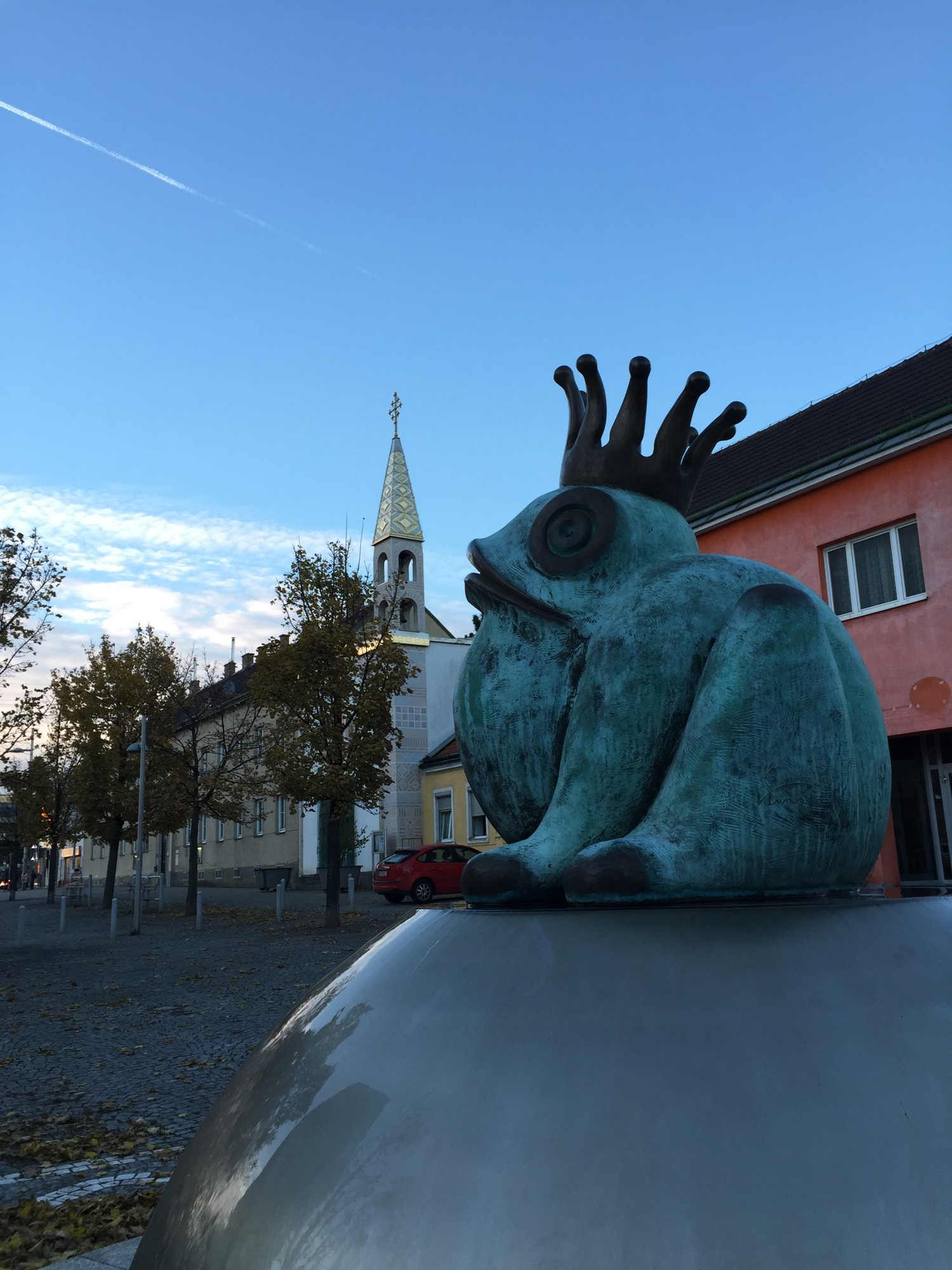 Froschkönig auf dem Simmeringer Platz, im Hintergrund die rumänisch-orthodoxe Kirche