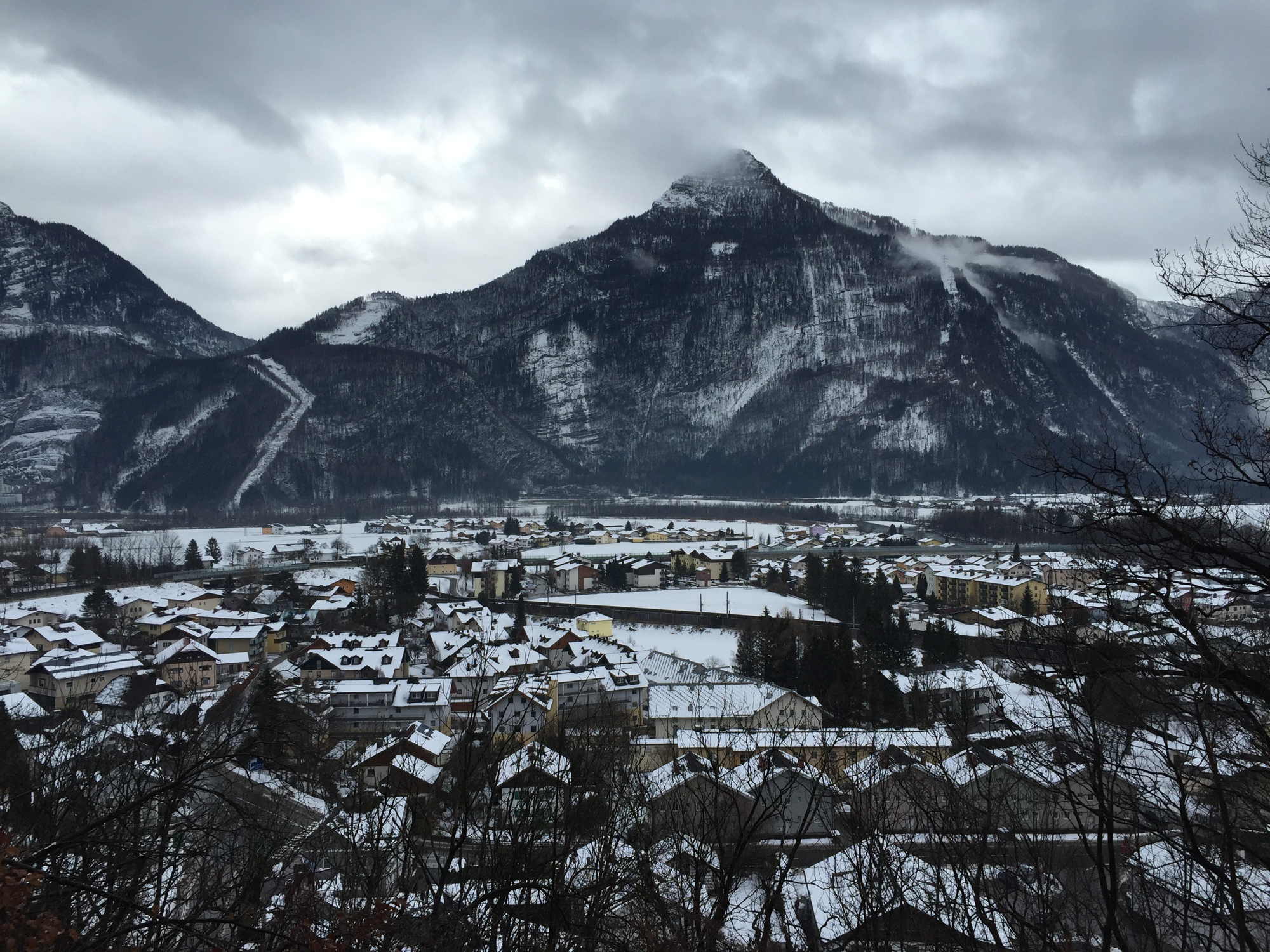 Blick von der Halbzeit des Jahreszeitenweges auf die Berge westlich von Golling
