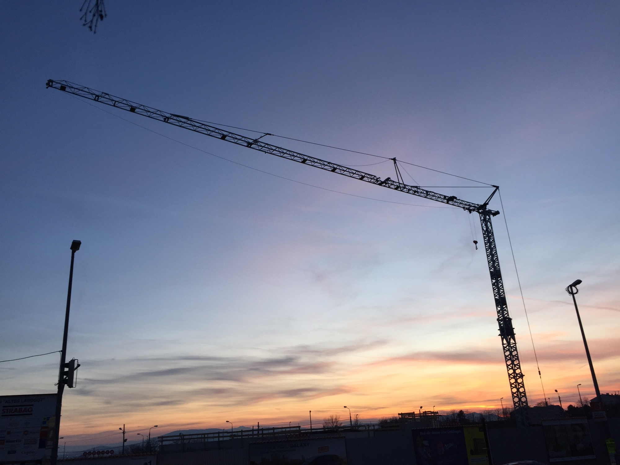 Kran an der Baustelle für die neue U1-Station „Altes Landgut“ am Verteilerkreis Favoriten