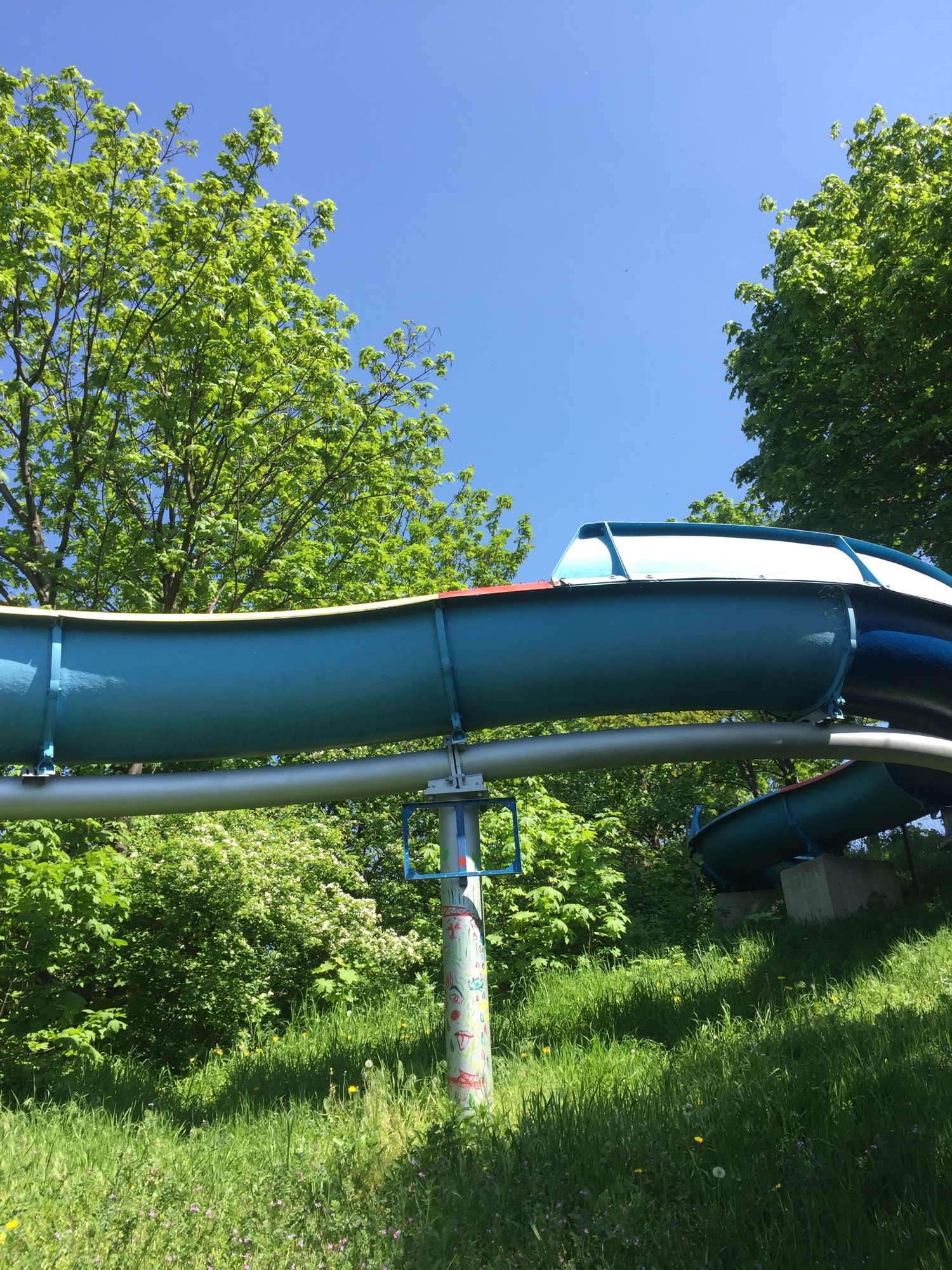 Wasserrutsche in Winterruhe neben der Brigittenauer Brücke