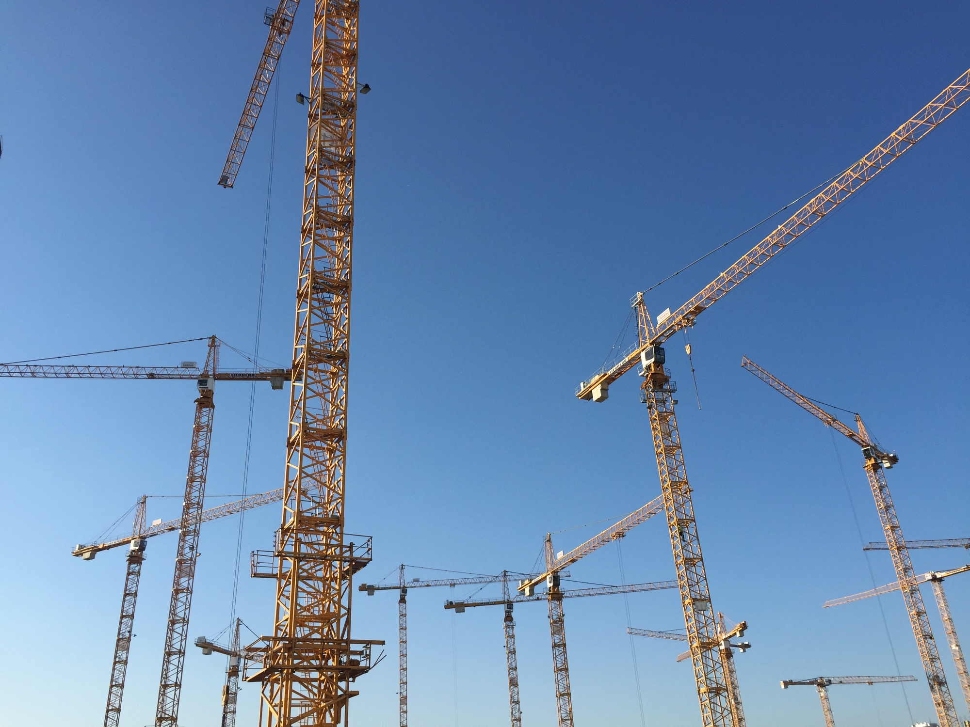 viele Baukräne an der Baustelle des Austria Campus neben dem Bahnhof Wien Praterstern