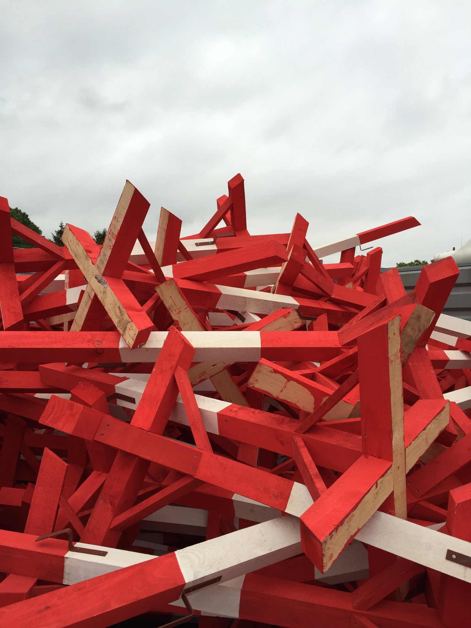 ein Haufen frisch gestrichener Verkehrszeichenständer