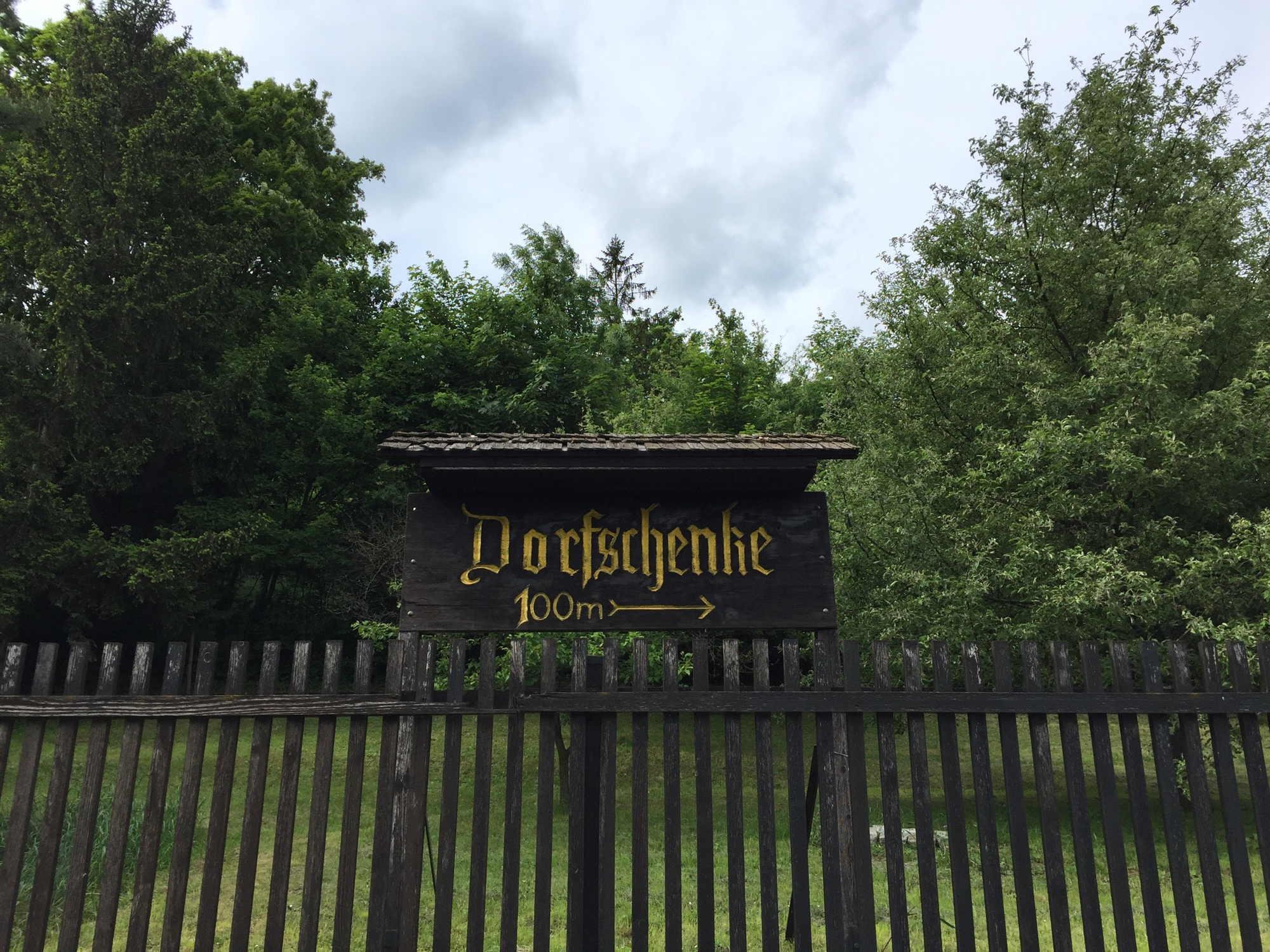 altmodisches Holzschild zur Dorfschenke -> 100m