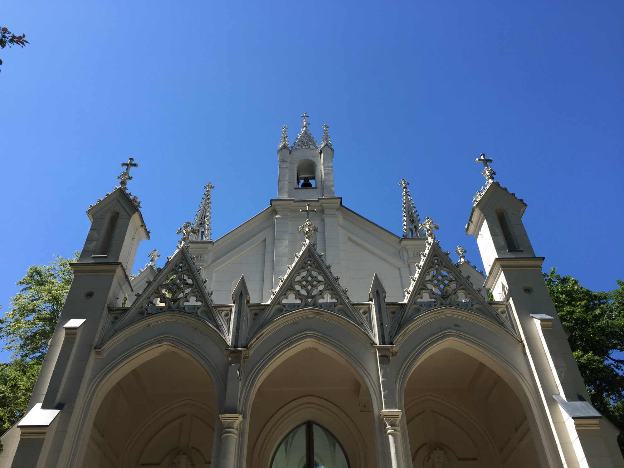 Sisi-Kapelle am Himmel, Frontalansicht des oberen Teils mit Turmspitzen und Kreuzen vor blauem Himmel