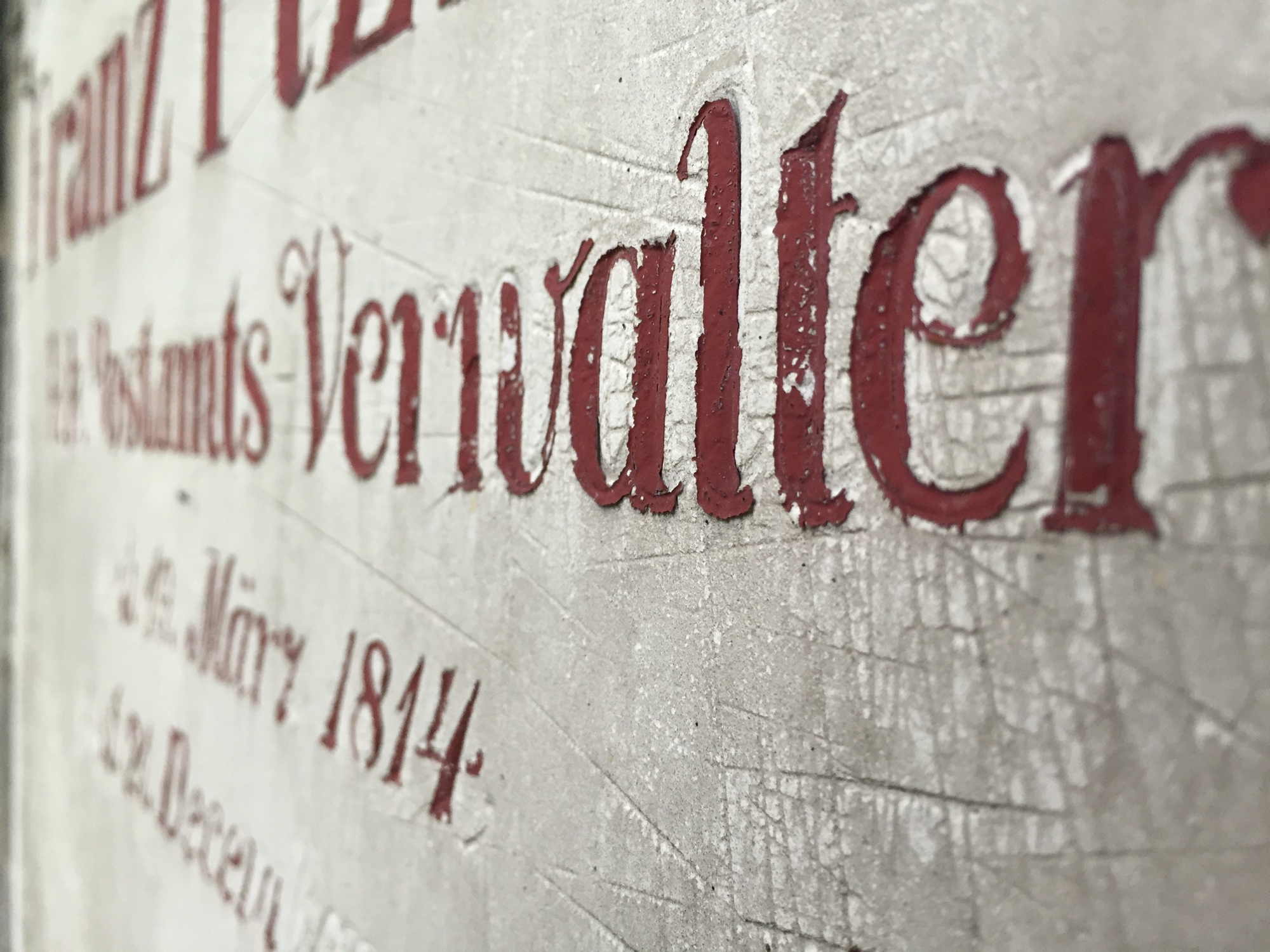 Detailaufnahme eines restaurierten Grabsteins