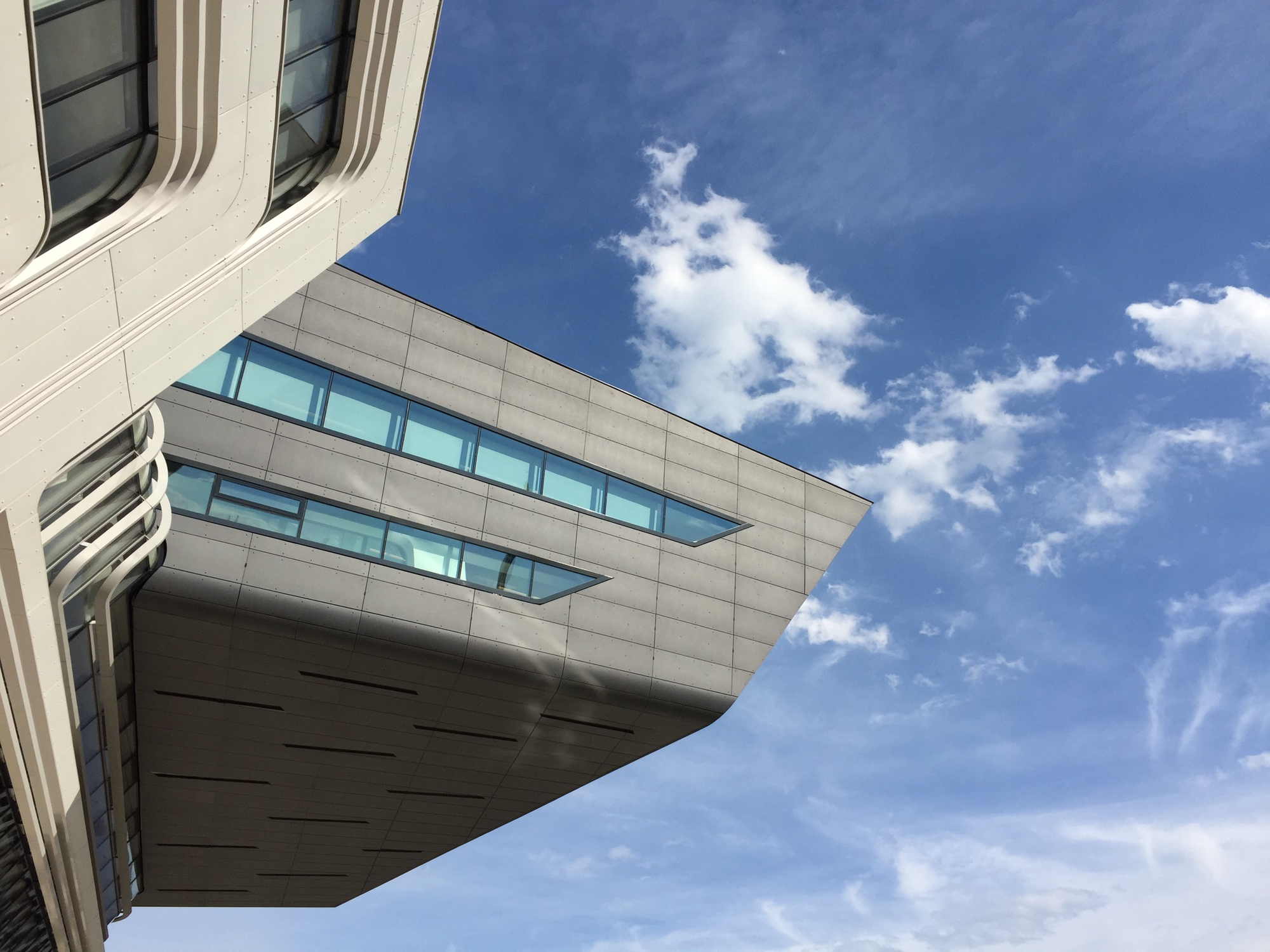 der auf den Platz hinausragende Blickfang des Hauptgebäudes LC Library & Learning Center, seitlich gesehen